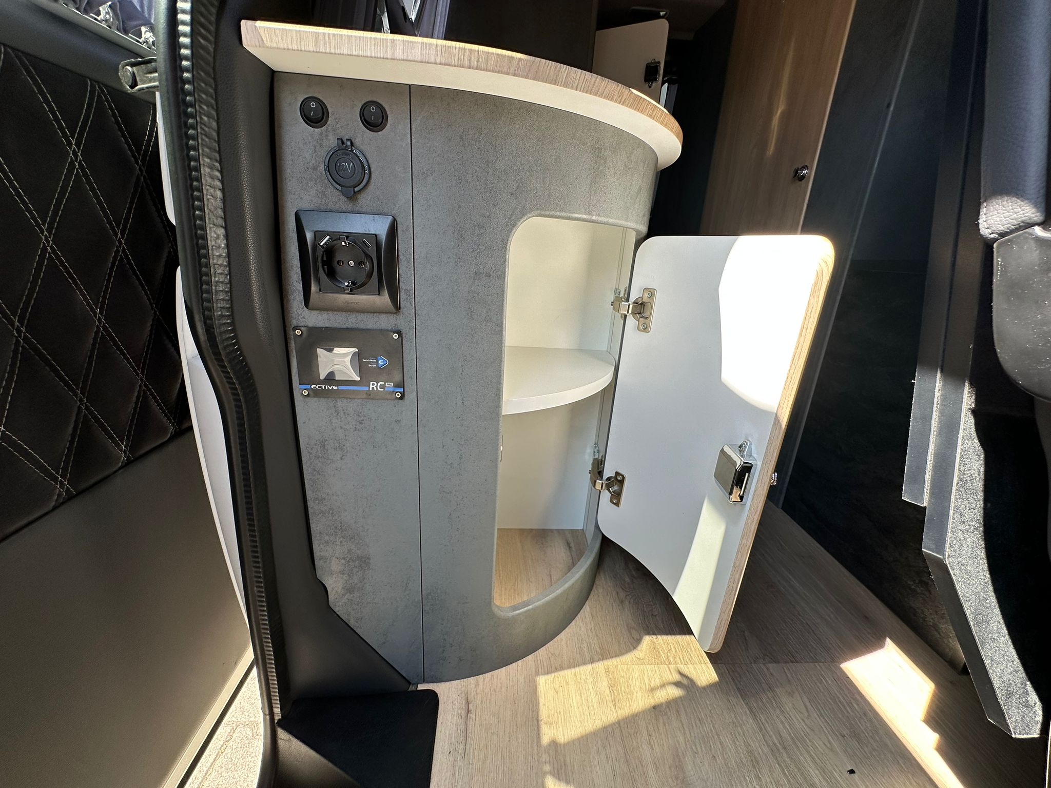 Volkswagen T6 Camper mit Toilette 2.0 TDI DSG Automatik 150PS unfallfrei | Wohnmobil mit Hubdach Schlafdach, PDC, Navi, Rückfahrkamera | Campervan Umbau 5 Sitzer