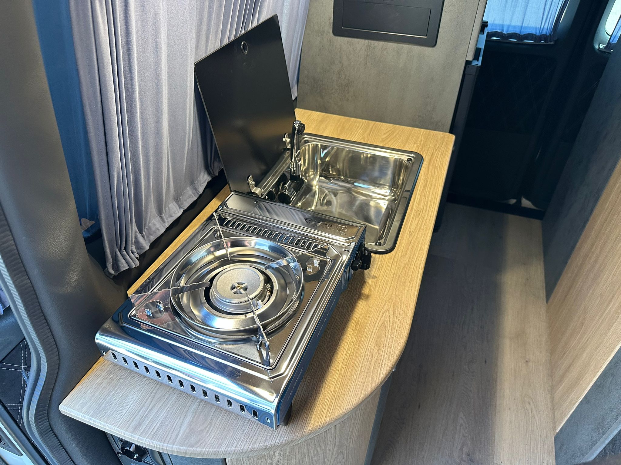 Volkswagen T6 Camper mit Toilette 2.0 TDI DSG Automatik 150PS unfallfrei | Wohnmobil mit Hubdach Schlafdach, PDC, Navi, Rückfahrkamera | Campervan Umbau 5 Sitzer