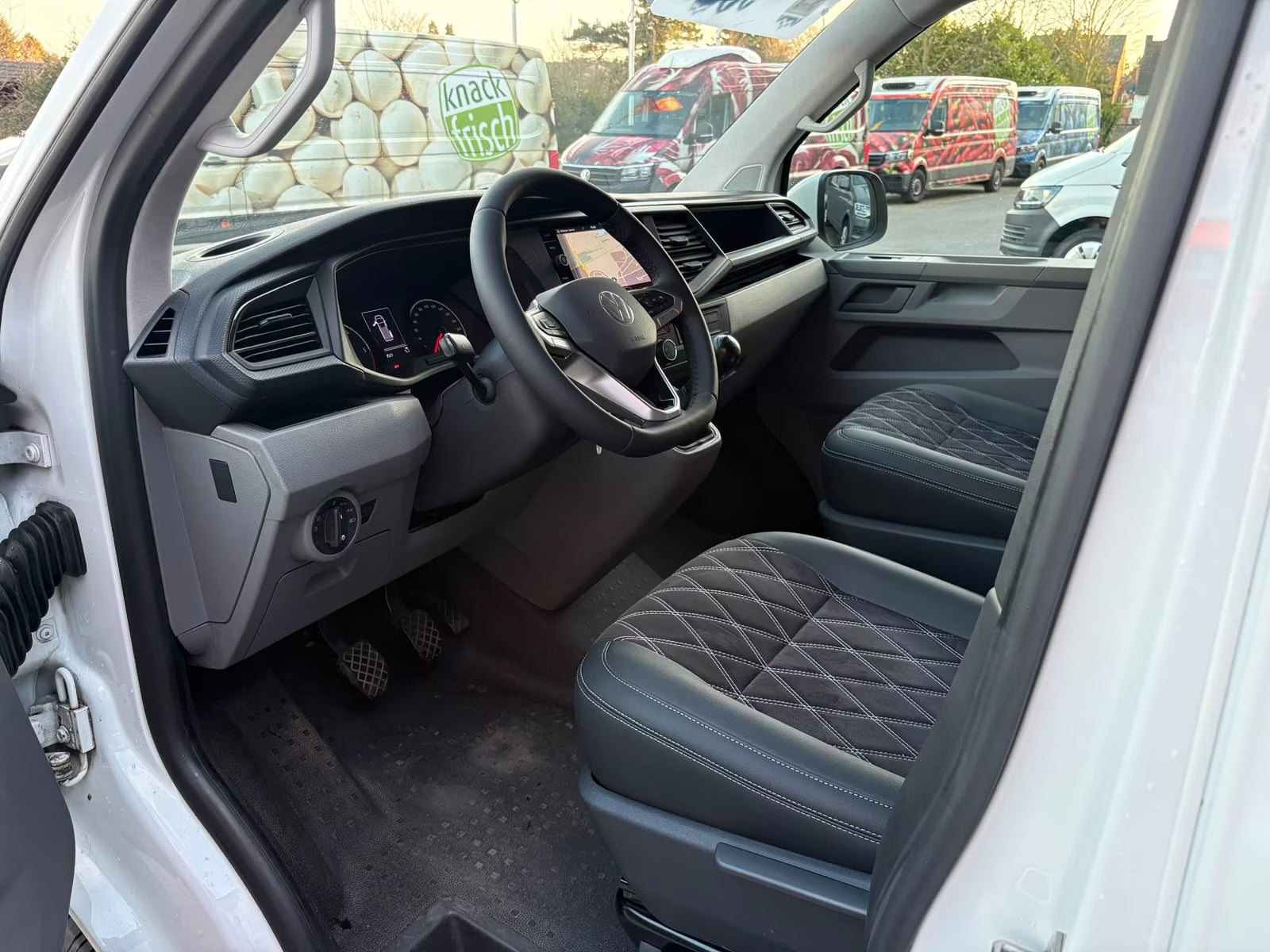 Volkswagen T6.1 Camper mit Schlafdach 2.0 TDI, 110 PS | VW Bulli Wohmobil Campervan fertiggestellt – sofort verfügbar | KM-Stand: 151.000 km, EZ: 04.2021, Weiß