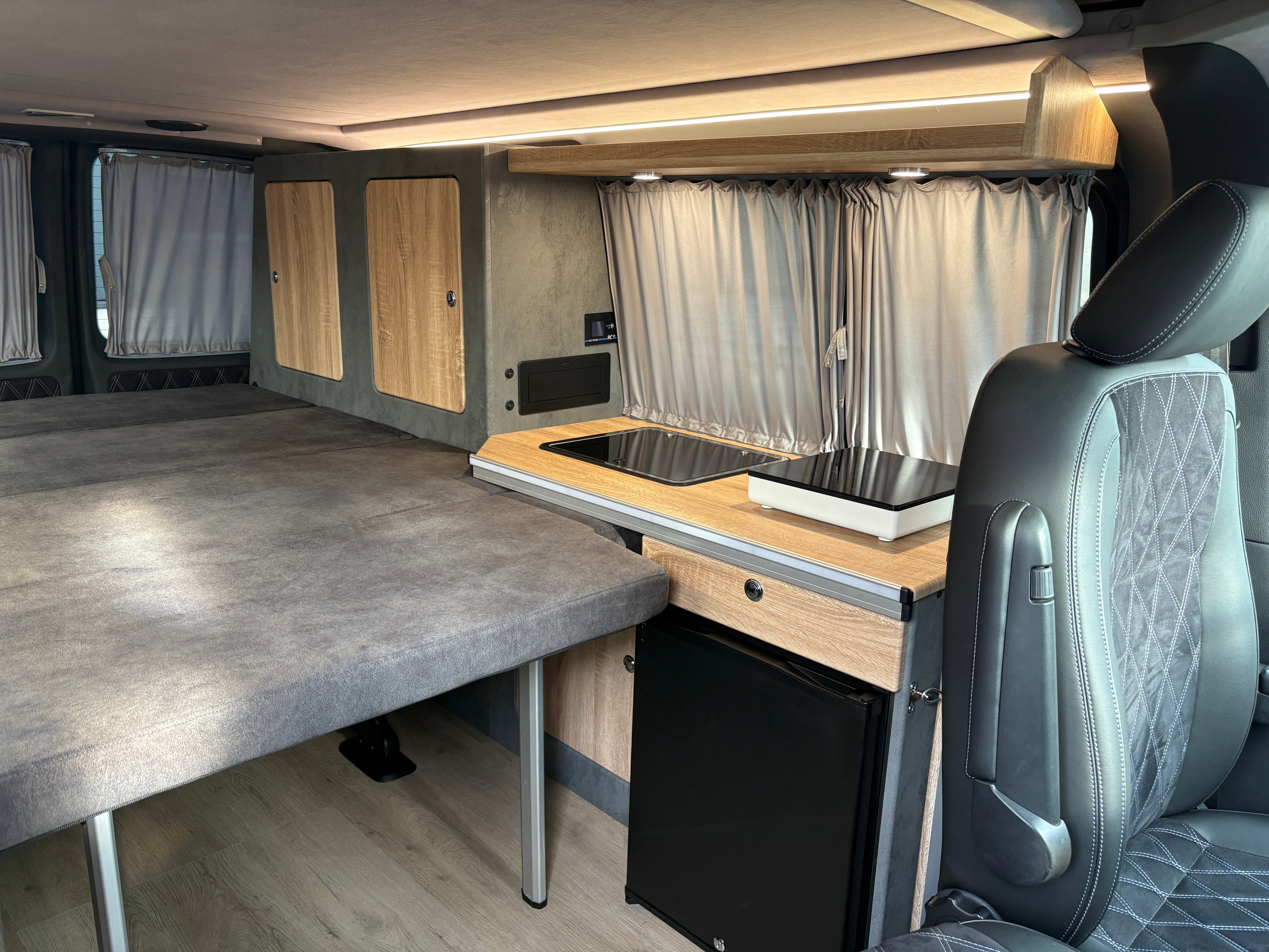 Volkswagen T6 Camper 2.0 TDI DSG Automatik 150PS unfallfrei | Wohnmobil mit Hubdach Schlafdach Standheizung, Rückfahrkamera mit PDC | Campervan Umbau 5 Sitzer | VW Bulli