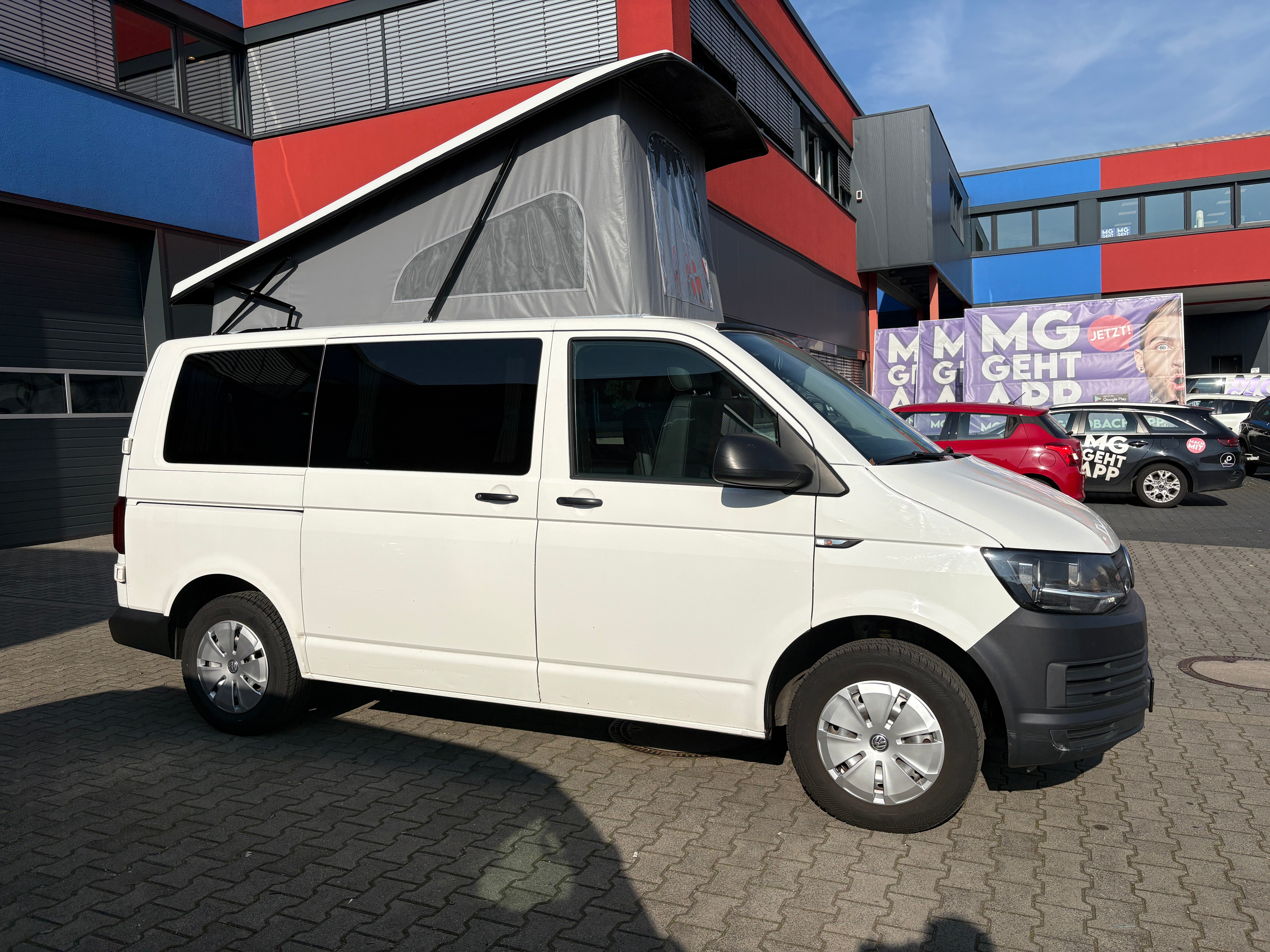 Volkswagen T6 Camper mit Schlafdach 2.0 TDI, 140 PS, DSG | VW Bulli Wohmobil Campervan fertiggestellt – sofort verfügbar | KM-Stand: 193.000 km, EZ: 11.2015, Weiß