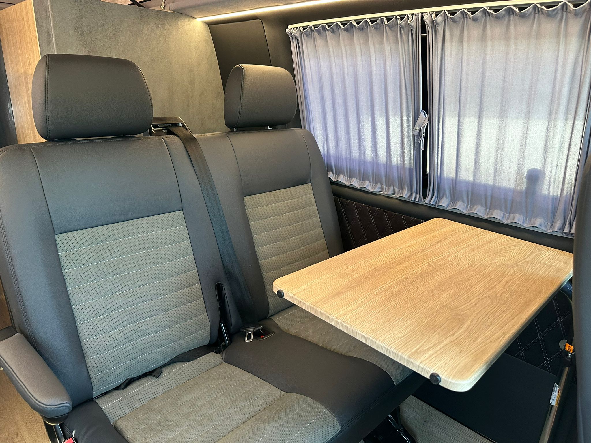 Volkswagen T6 Camper mit Toilette 2.0 TDI DSG Automatik 150PS unfallfrei | Wohnmobil mit Hubdach Schlafdach, PDC, Navi, Rückfahrkamera | Campervan Umbau 5 Sitzer