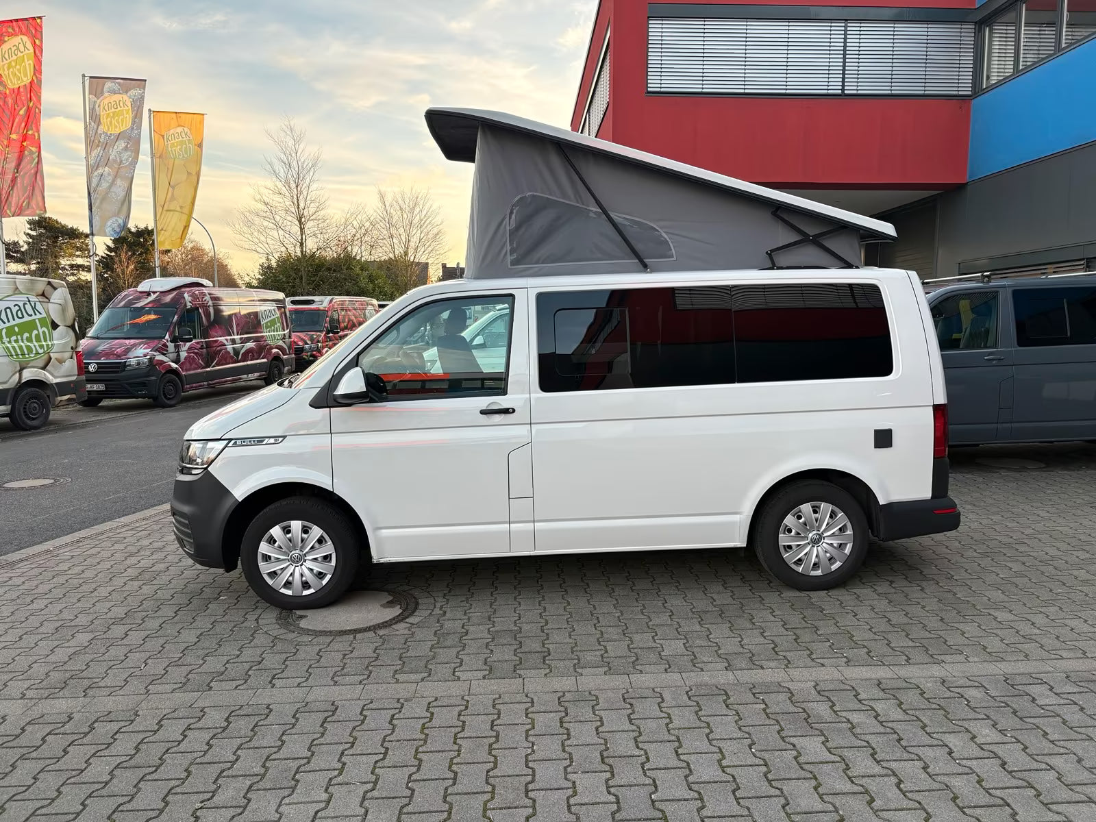 Volkswagen T6.1 Camper mit Schlafdach 2.0 TDI, 110 PS | VW Bulli Wohmobil Campervan fertiggestellt – sofort verfügbar | KM-Stand: 151.000 km, EZ: 04.2021, Weiß