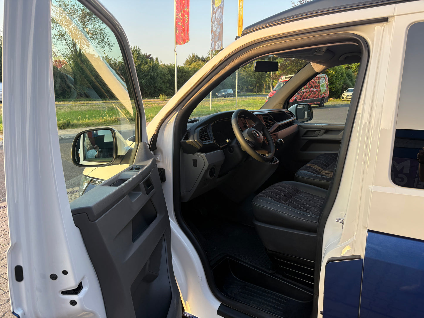Volkswagen T6.1 Camper 2.0 TDI 150PS unfallfrei | Wohnmobil mit Hubdach Schlafdach, PDC, Navi, Rückfahrkamera | Campervan Umbau 5 Sitzer VW