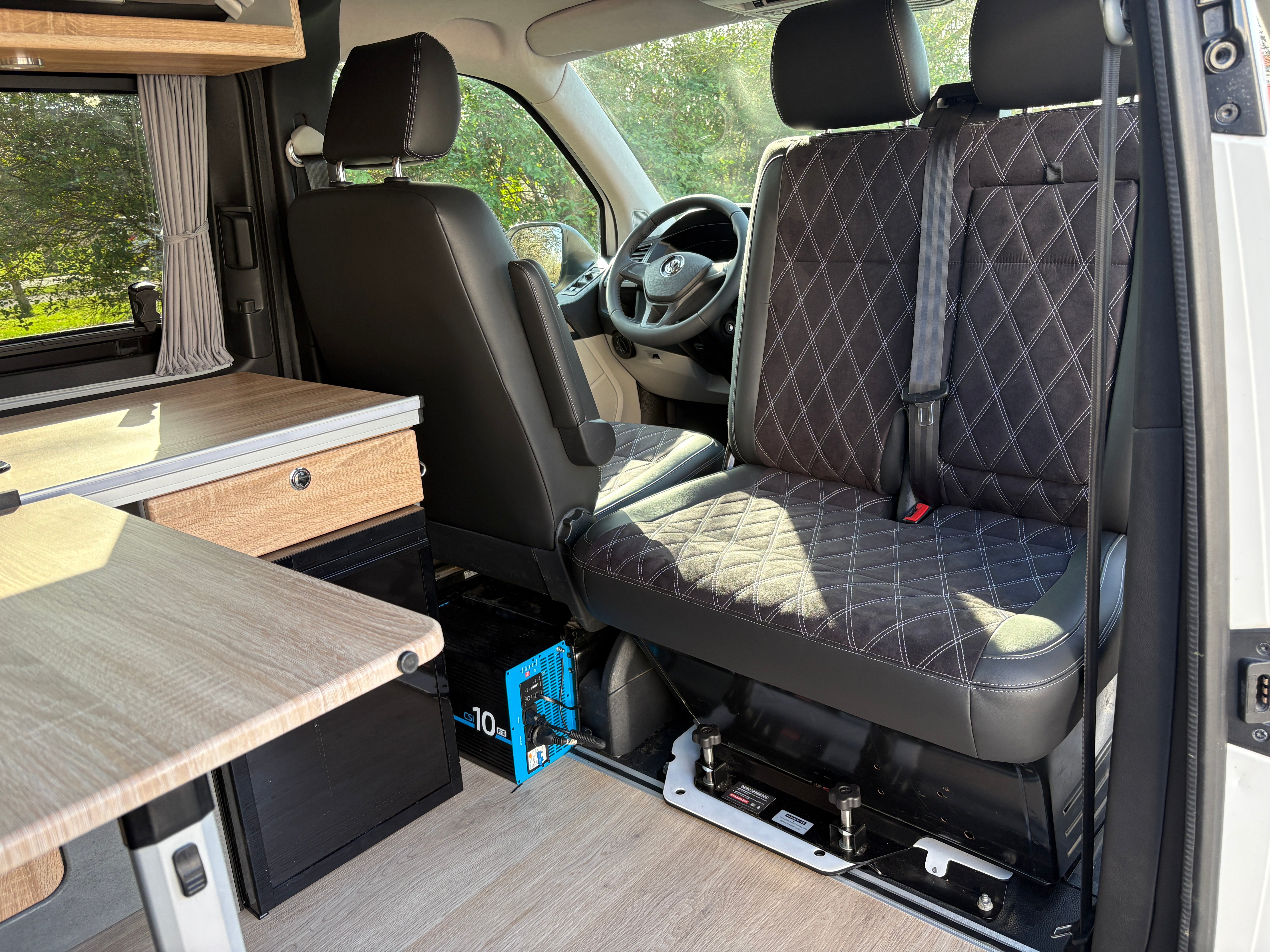 Volkswagen T6 Camper mit Schlafdach 2.0 TDI, 140 PS, DSG | VW Bulli Wohmobil Campervan fertiggestellt – sofort verfügbar | KM-Stand: 193.000 km, EZ: 11.2015, Weiß