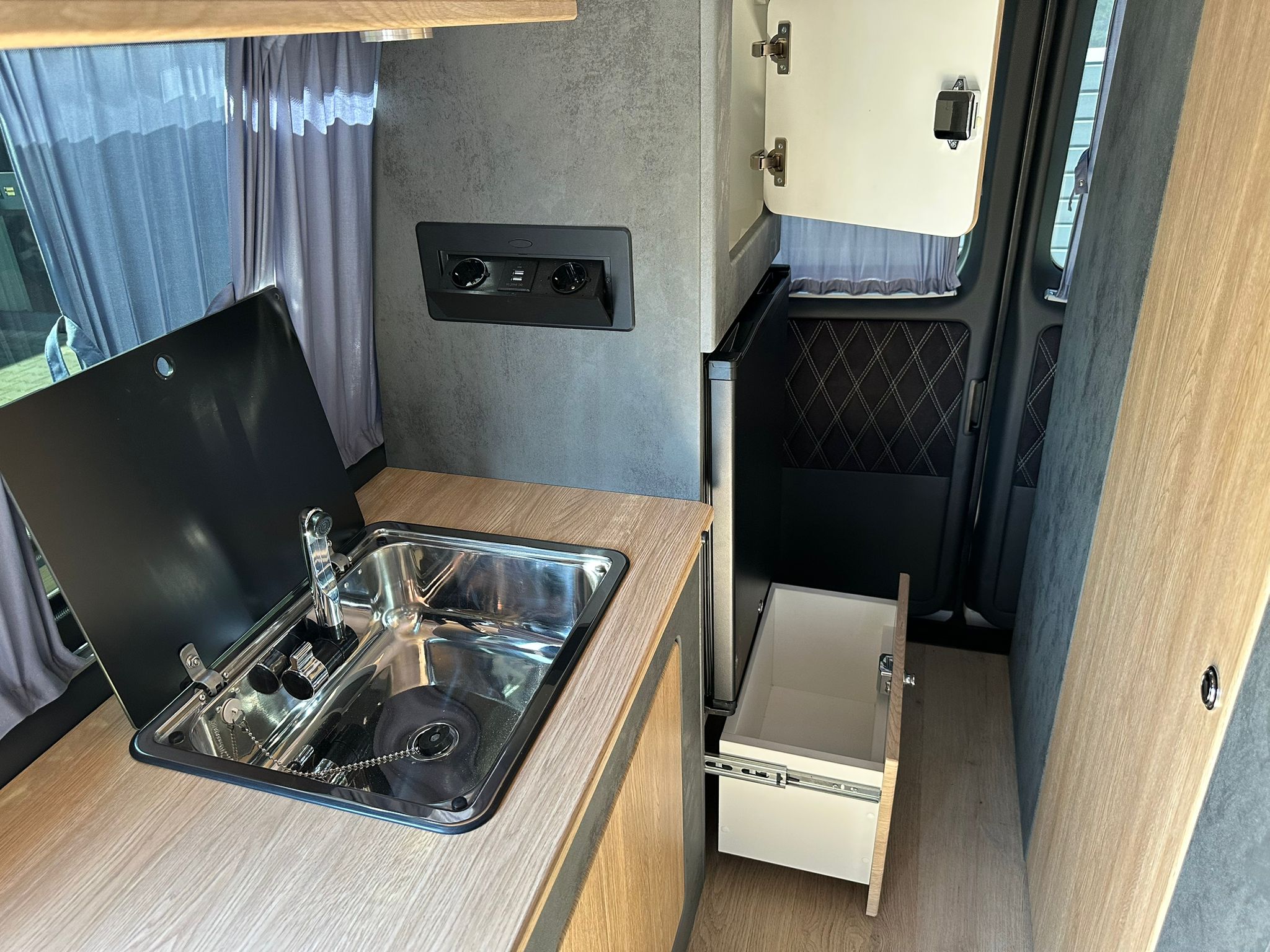 Volkswagen T6 Camper mit Toilette 2.0 TDI DSG Automatik 150PS unfallfrei | Wohnmobil mit Hubdach Schlafdach, PDC, Navi, Rückfahrkamera | Campervan Umbau 5 Sitzer