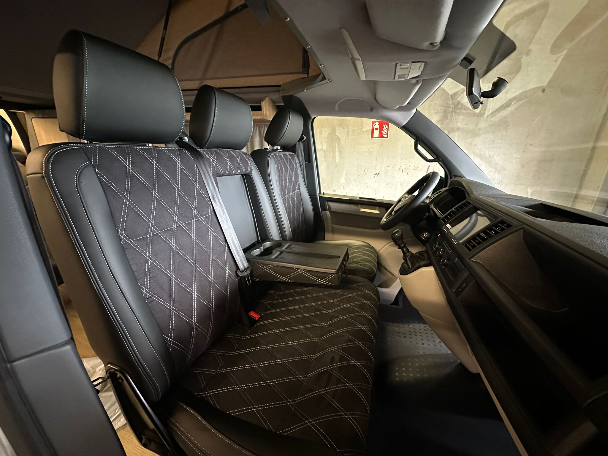 Volkswagen T6 Camper 2.0 TDI 102PS unfallfrei | Wohnmobil mit Hubdach Schlafdach, PDC, Navi, Rückfahrkamera | Campervan Umbau 5 Sitzer