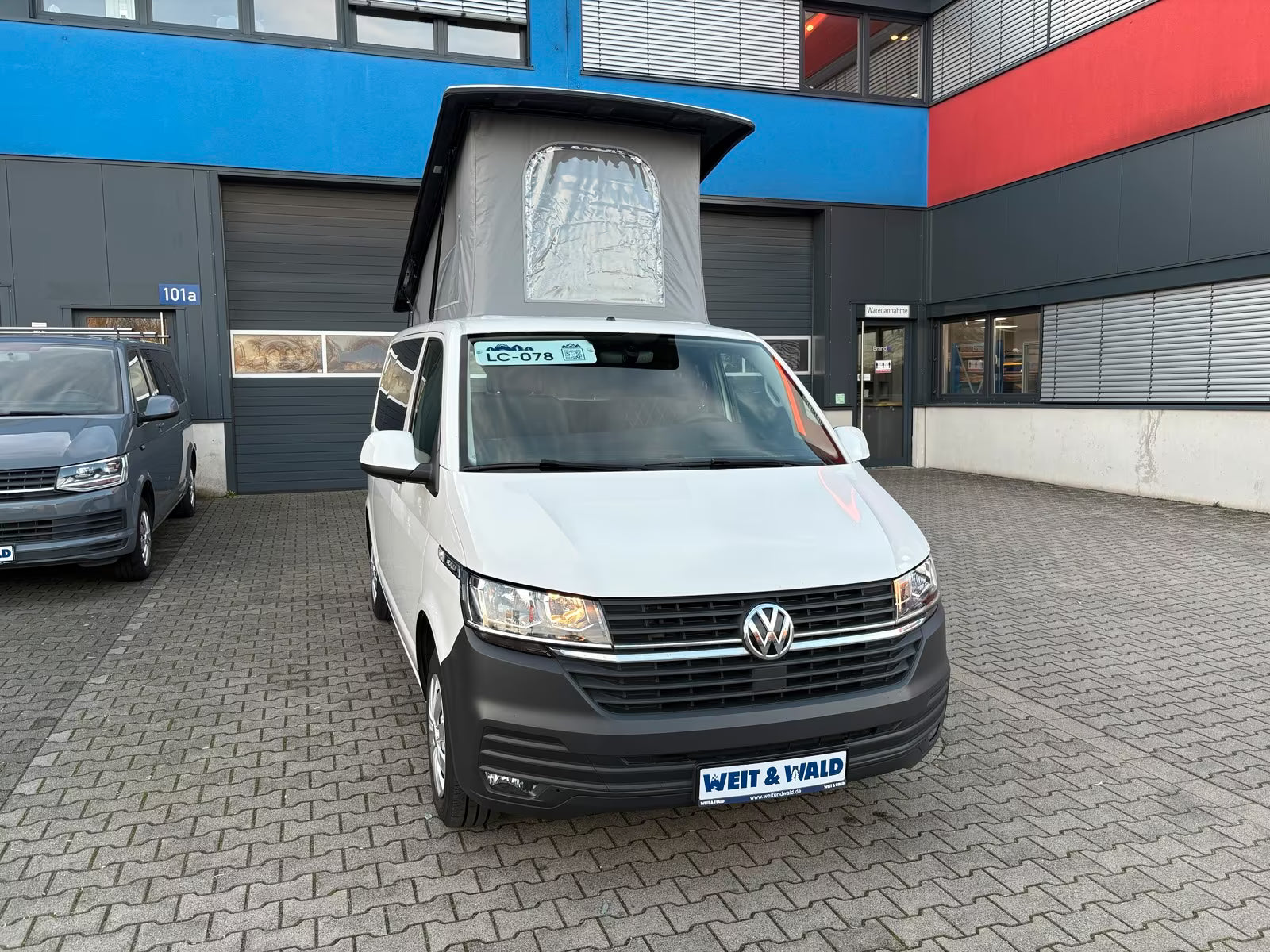 Volkswagen T6.1 Camper mit Schlafdach 2.0 TDI, 110 PS | VW Bulli Wohmobil Campervan fertiggestellt – sofort verfügbar | KM-Stand: 151.000 km, EZ: 04.2021, Weiß