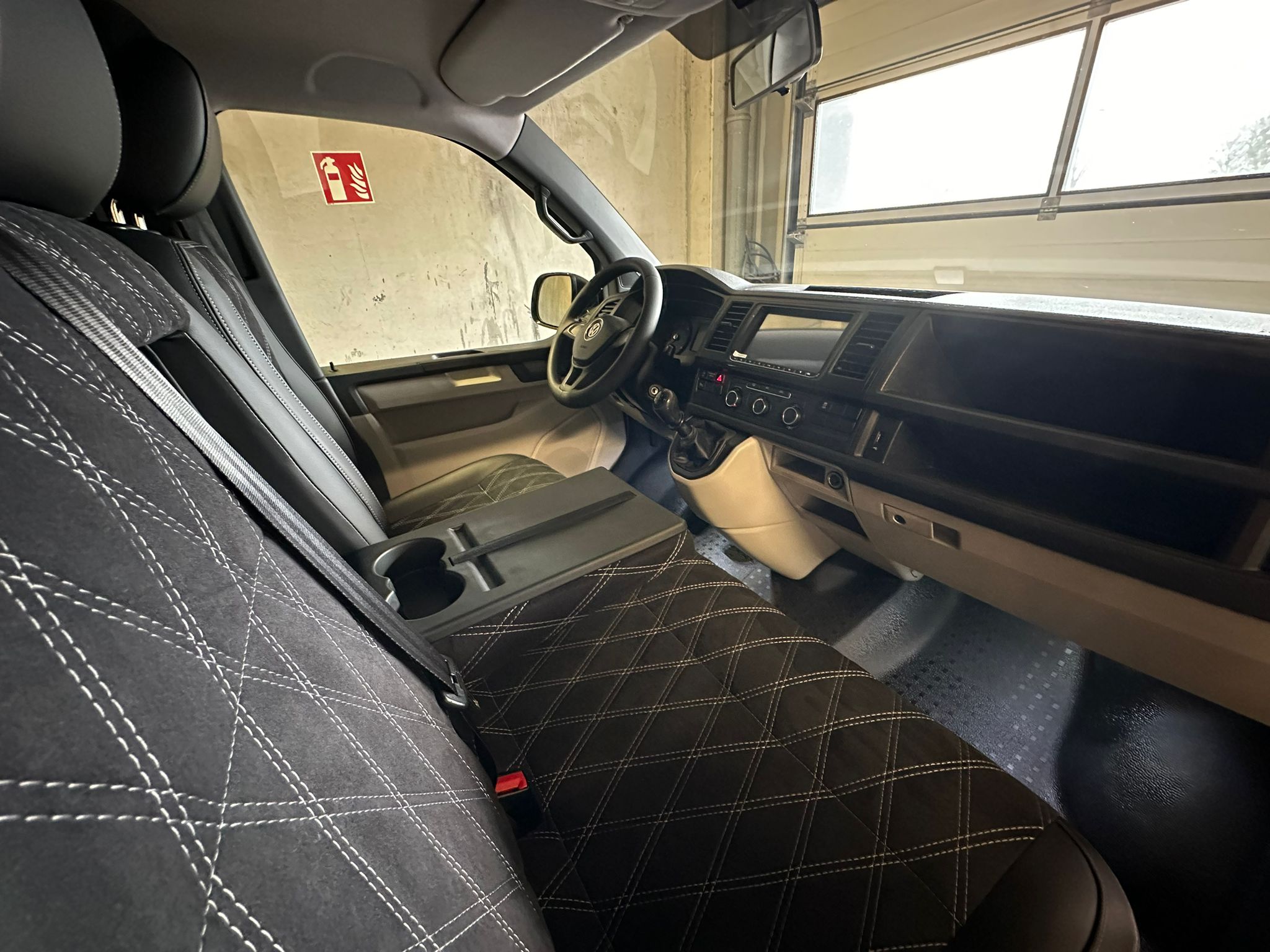 Volkswagen T6 Camper 2.0 TDI 102PS unfallfrei | Wohnmobil mit Hubdach Schlafdach, PDC, Navi, Rückfahrkamera | Campervan Umbau 5 Sitzer