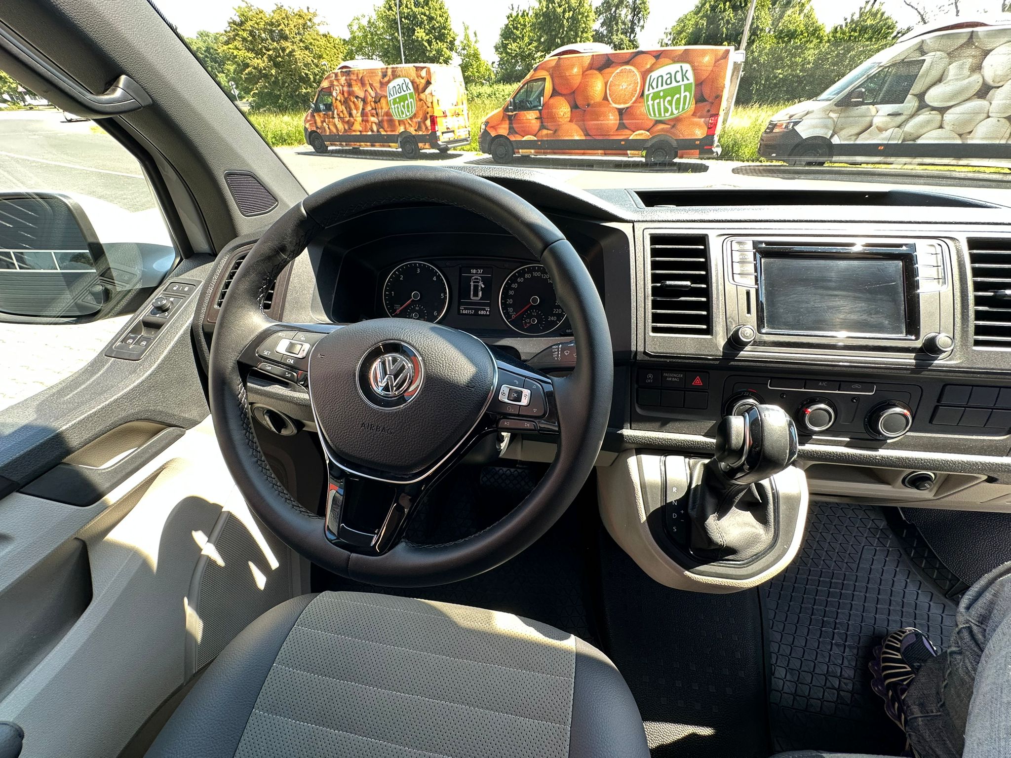 Volkswagen T6 Camper mit Toilette 2.0 TDI DSG Automatik 150PS unfallfrei | Wohnmobil mit Hubdach Schlafdach, PDC, Navi, Rückfahrkamera | Campervan Umbau 5 Sitzer