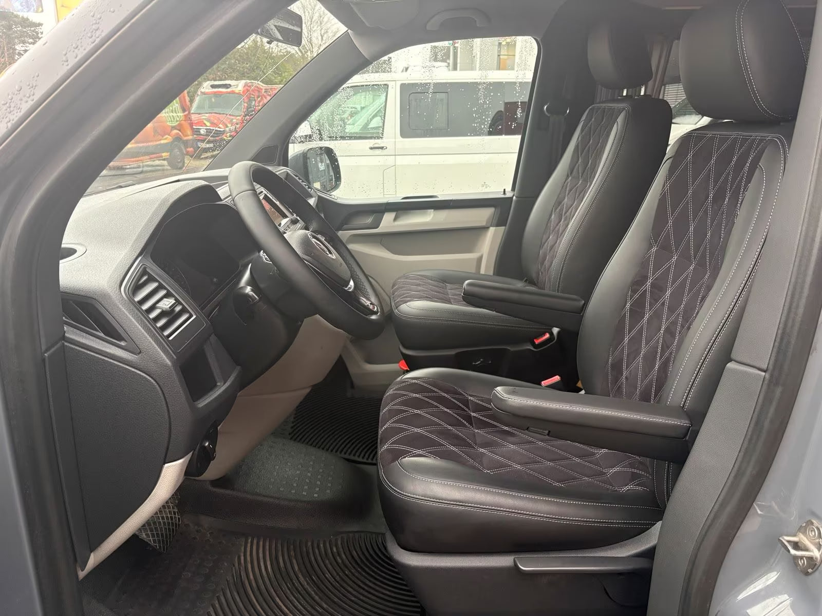 Volkswagen T6 Camper mit WC 2.0 TDI, 150 PS, DSG | VW Bulli Wohmobil Campervan | KM-Stand: 120.000 km, EZ: 04.2017, Grau