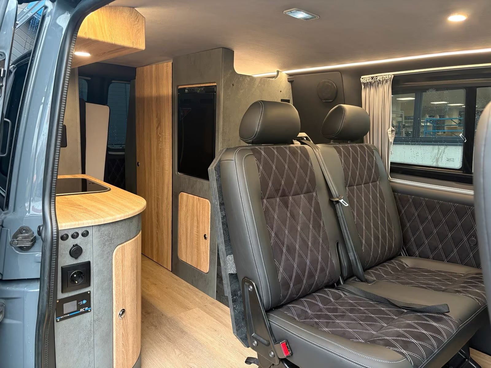 Volkswagen T6 Camper mit WC 2.0 TDI, 150 PS, DSG | VW Bulli Wohmobil Campervan | KM-Stand: 120.000 km, EZ: 04.2017, Grau