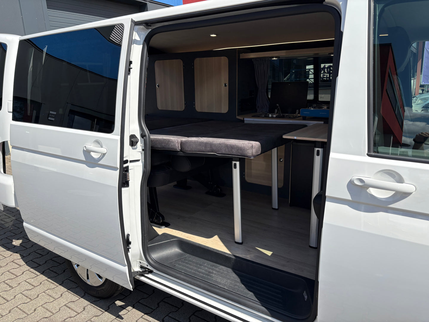 Volkswagen T6.1 Camper 2.0 TDI 110PS Schaltgetriebe unfallfrei | Wohnmobil mit PDC, Rückfahrkamera | Campervan Umbau 5 Sitzer | VW