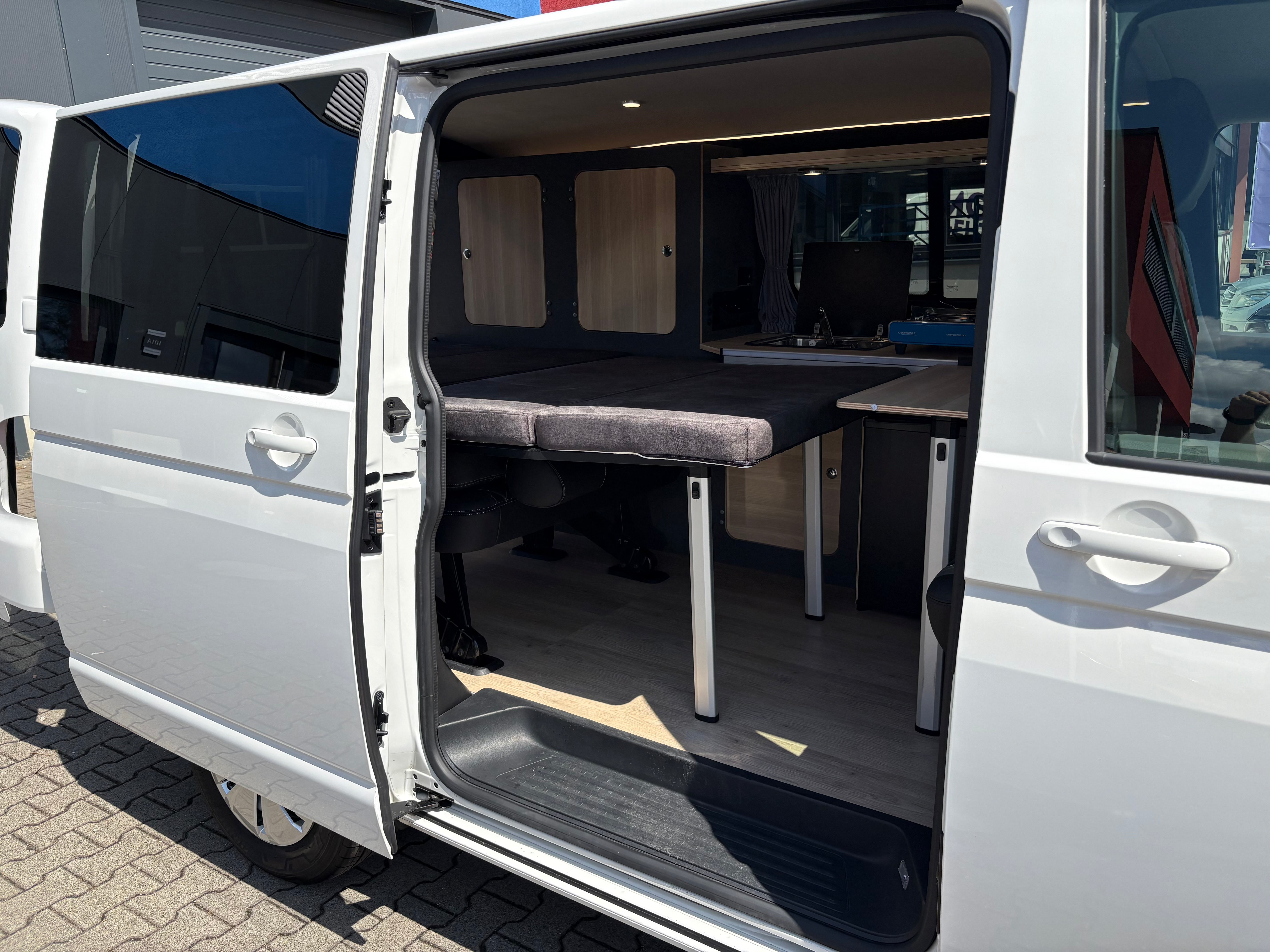 Volkswagen T6.1 Camper 2.0 TDI 110PS Schaltgetriebe unfallfrei | Wohnmobil mit PDC, Rückfahrkamera | Campervan Umbau 5 Sitzer | VW