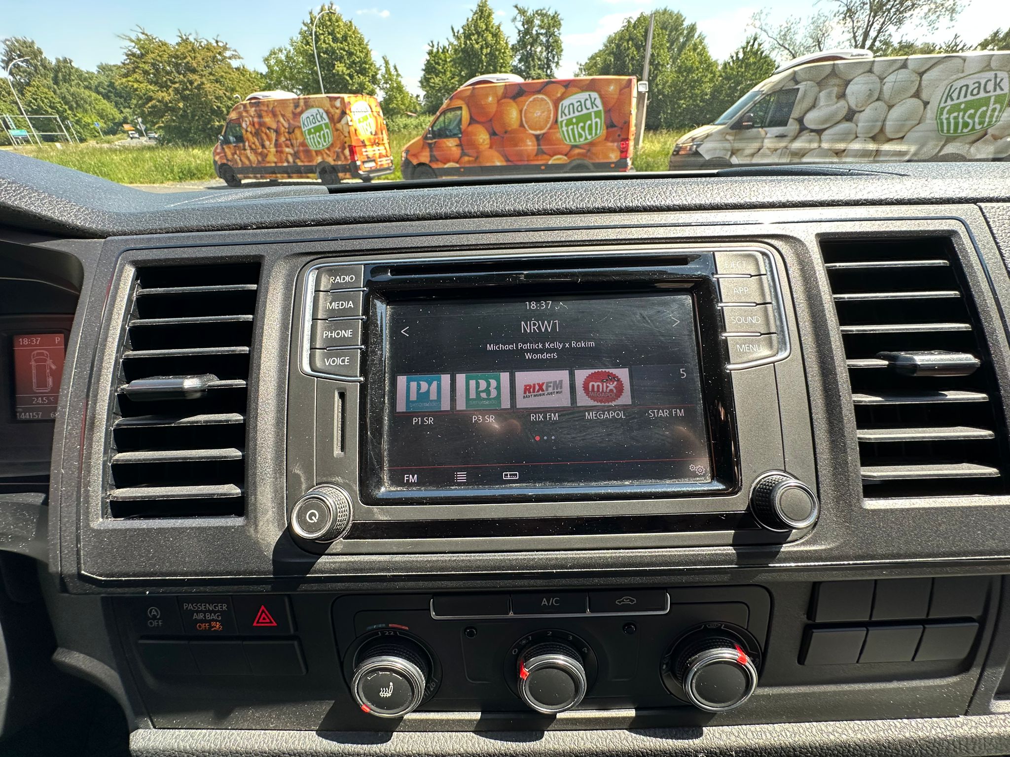 Volkswagen T6 Camper mit Toilette 2.0 TDI DSG Automatik 150PS unfallfrei | Wohnmobil mit Hubdach Schlafdach, PDC, Navi, Rückfahrkamera | Campervan Umbau 5 Sitzer