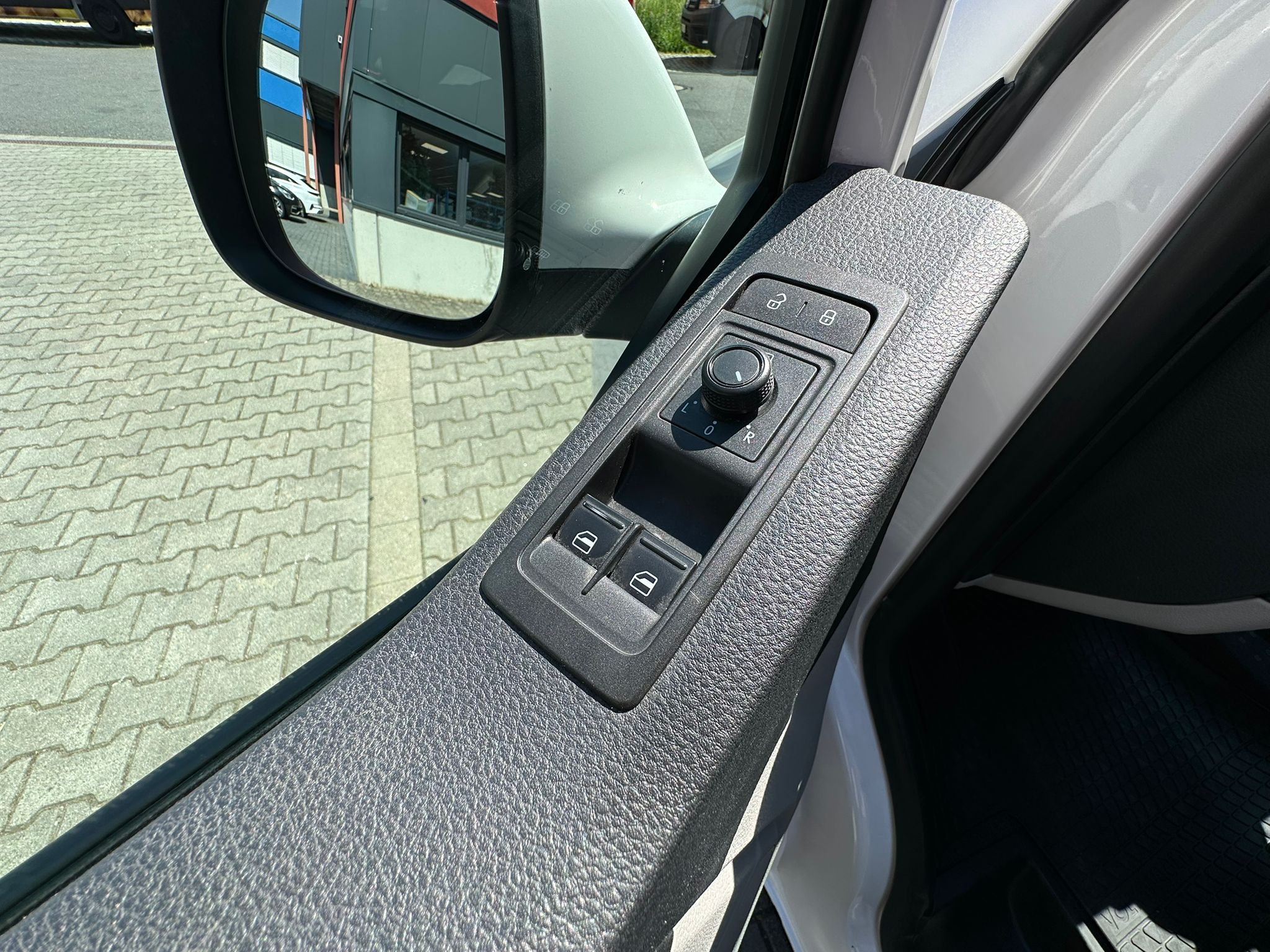 Volkswagen T6 Camper mit Toilette 2.0 TDI DSG Automatik 150PS unfallfrei | Wohnmobil mit Hubdach Schlafdach, PDC, Navi, Rückfahrkamera | Campervan Umbau 5 Sitzer