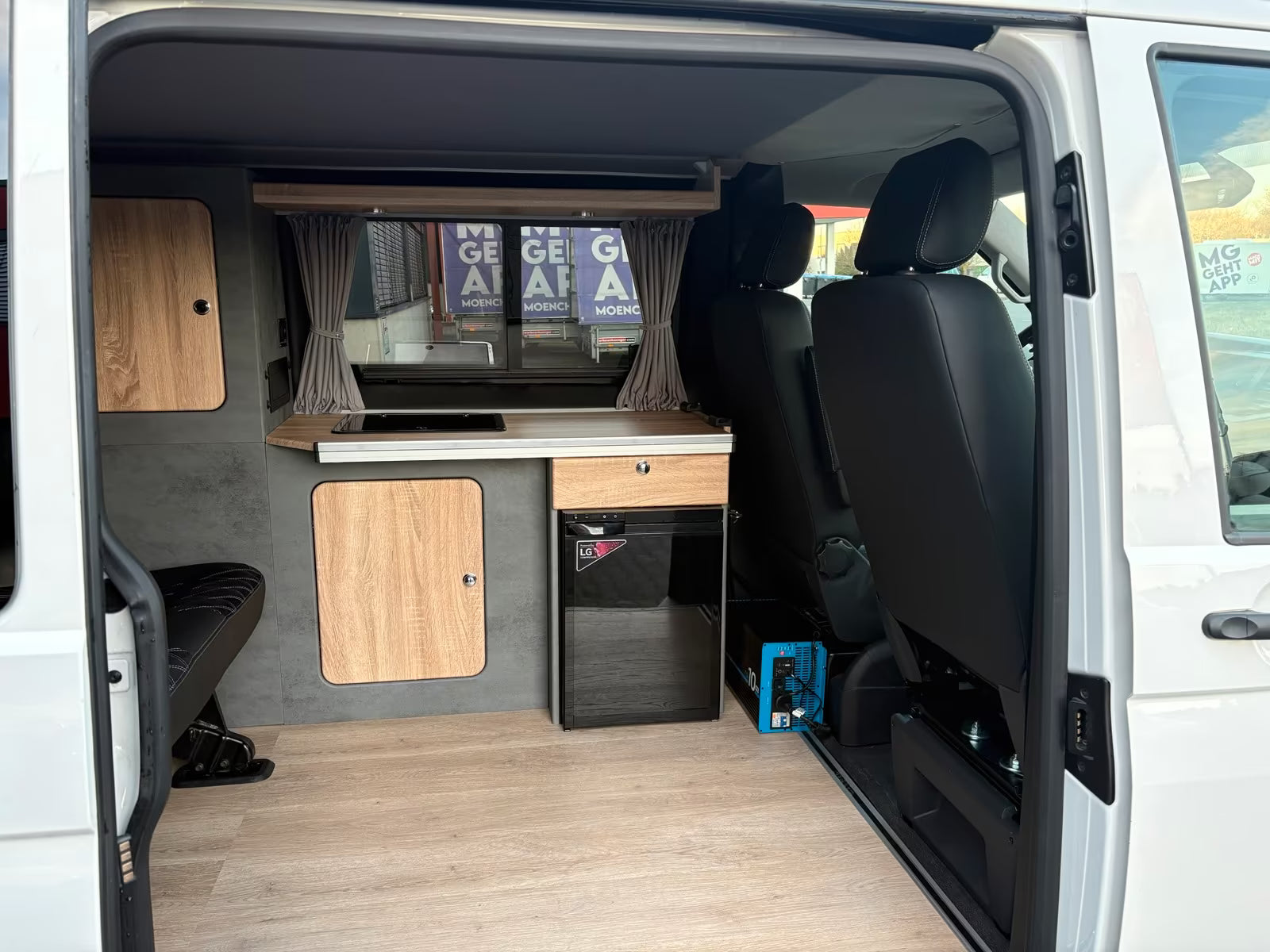 Volkswagen T6.1 Camper mit Schlafdach 2.0 TDI, 110 PS | VW Bulli Wohmobil Campervan fertiggestellt – sofort verfügbar | KM-Stand: 151.000 km, EZ: 04.2021, Weiß