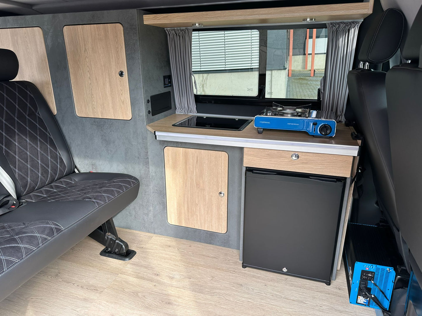Volkswagen T6.1 Camper 2.0 TDI 150PS unfallfrei | Wohnmobil mit Hubdach Schlafdach, PDC, Navi, Rückfahrkamera | Campervan Umbau 5 Sitzer