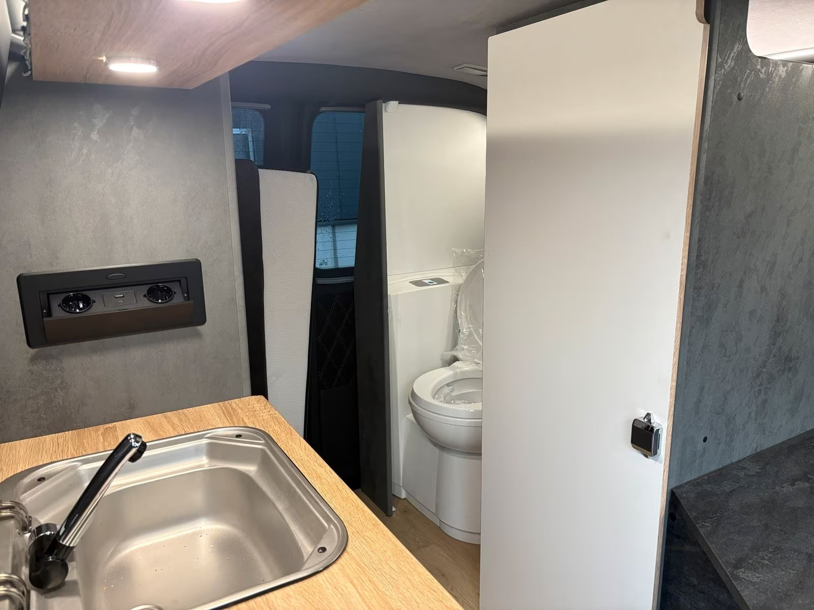 Volkswagen T6 Camper mit WC 2.0 TDI, 150 PS, DSG | VW Bulli Wohmobil Campervan | KM-Stand: 120.000 km, EZ: 04.2017, Grau