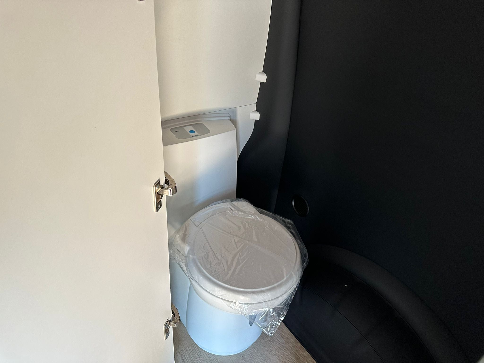 Volkswagen T6 Camper mit Toilette 2.0 TDI DSG Automatik 150PS unfallfrei | Wohnmobil mit Hubdach Schlafdach, PDC, Navi, Rückfahrkamera | Campervan Umbau 5 Sitzer