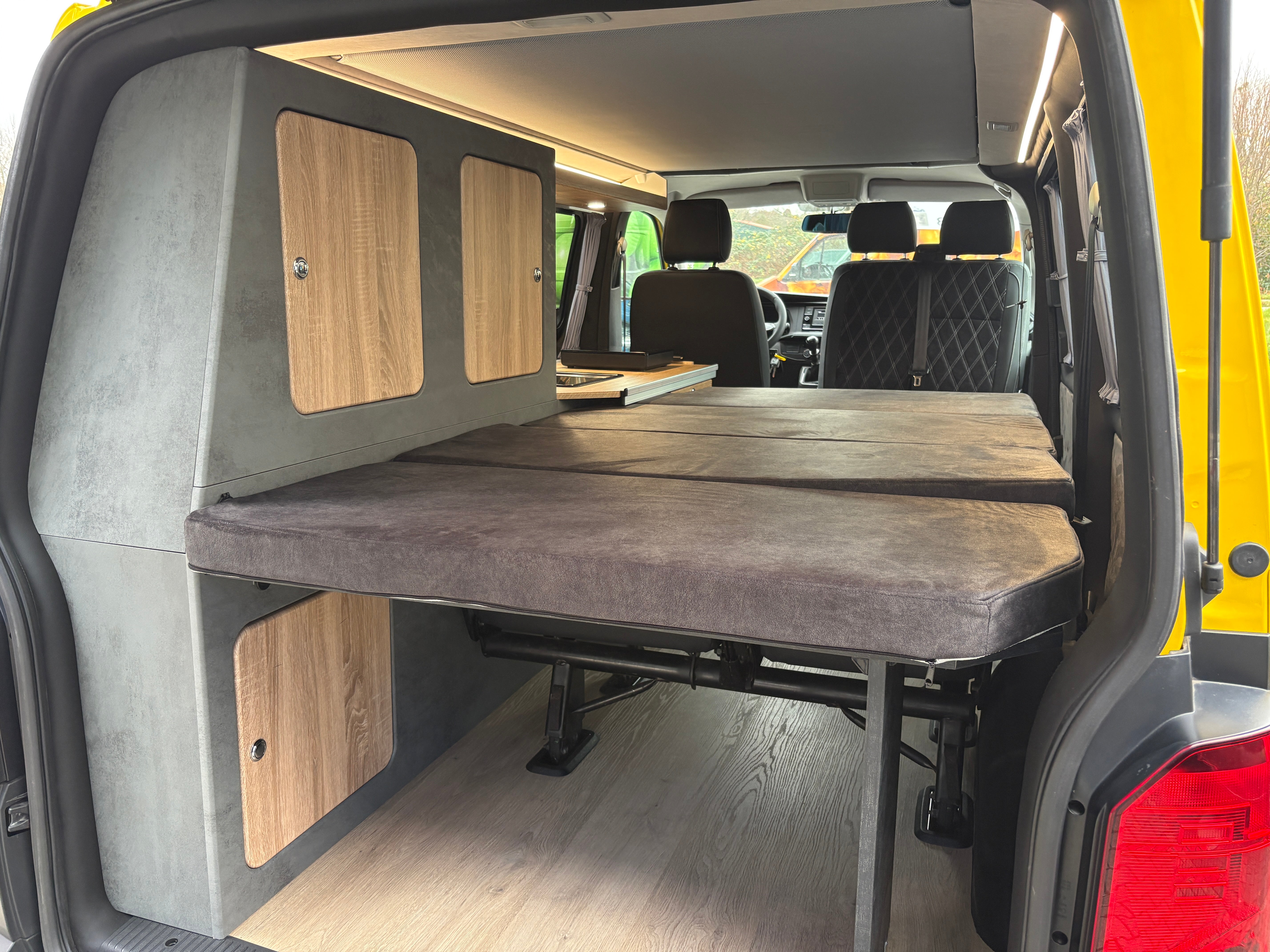 Volkswagen T6.1 Camper 2.0 TDI 110PS unfallfrei | Wohnmobil mit Hubdach Schlafdach, PDC, Anhängerkupplung, Rückfahrkamera | Campervan Umbau 5 Sitzer VW