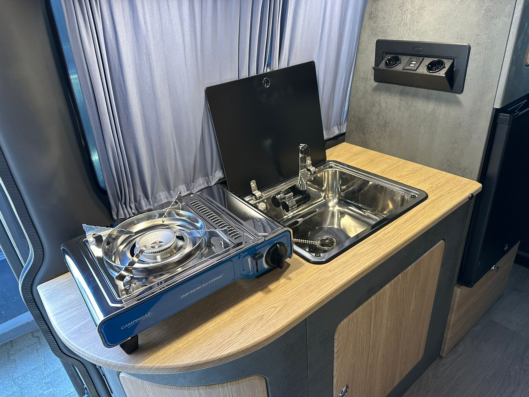 Volkswagen T6 Camper mit Toilette 2.0 TDI DSG Automatik 150PS unfallfrei | Wohnmobil mit Hubdach Schlafdach, PDC, Navi, Rückfahrkamera | Campervan Umbau 5 Sitzer