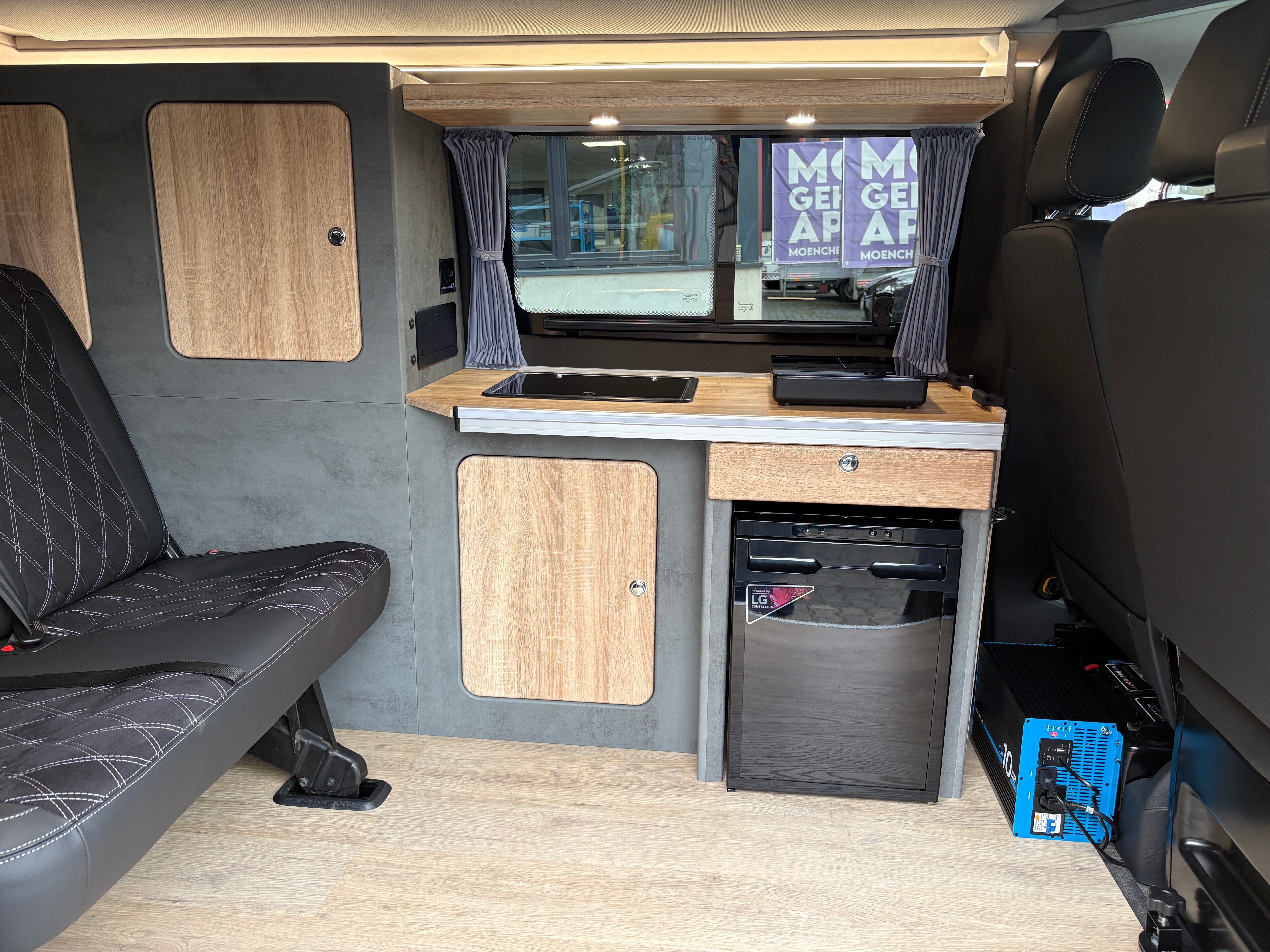 Volkswagen T6.1 Camper 2.0 TDI 110PS unfallfrei | Wohnmobil mit Hubdach Schlafdach, PDC, Anhängerkupplung, Rückfahrkamera | Campervan Umbau 5 Sitzer VW