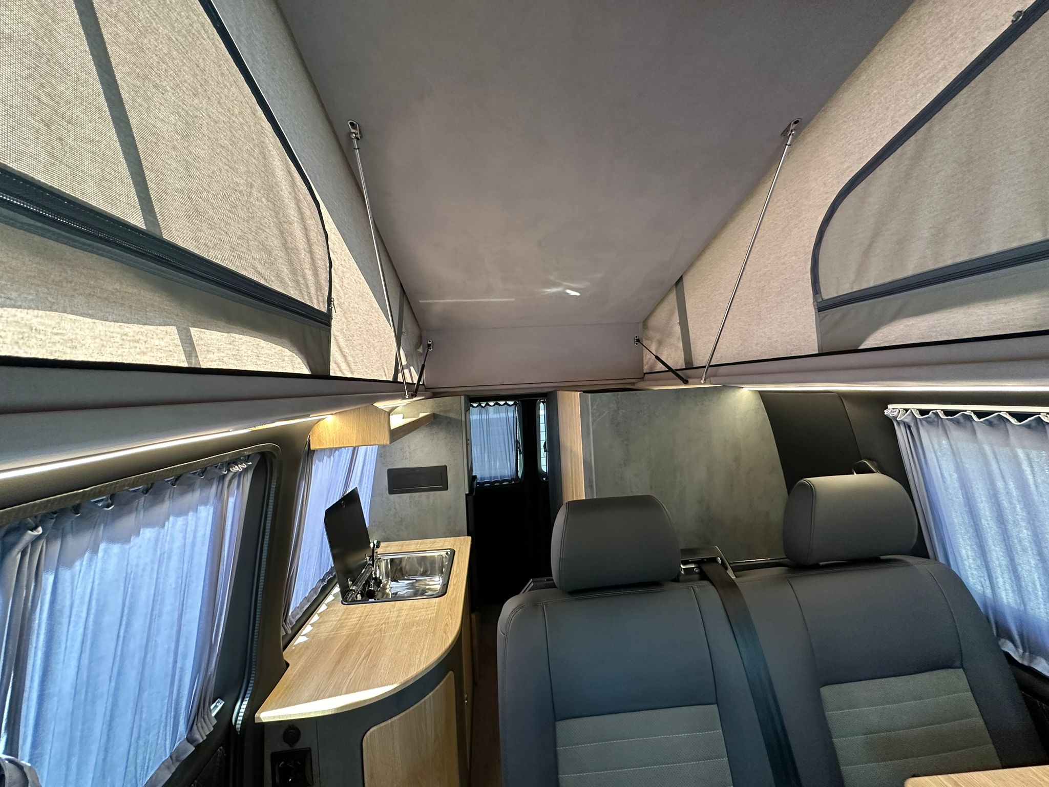Volkswagen T6 Camper mit Toilette 2.0 TDI DSG Automatik 150PS unfallfrei | Wohnmobil mit Hubdach Schlafdach, PDC, Navi, Rückfahrkamera | Campervan Umbau 5 Sitzer