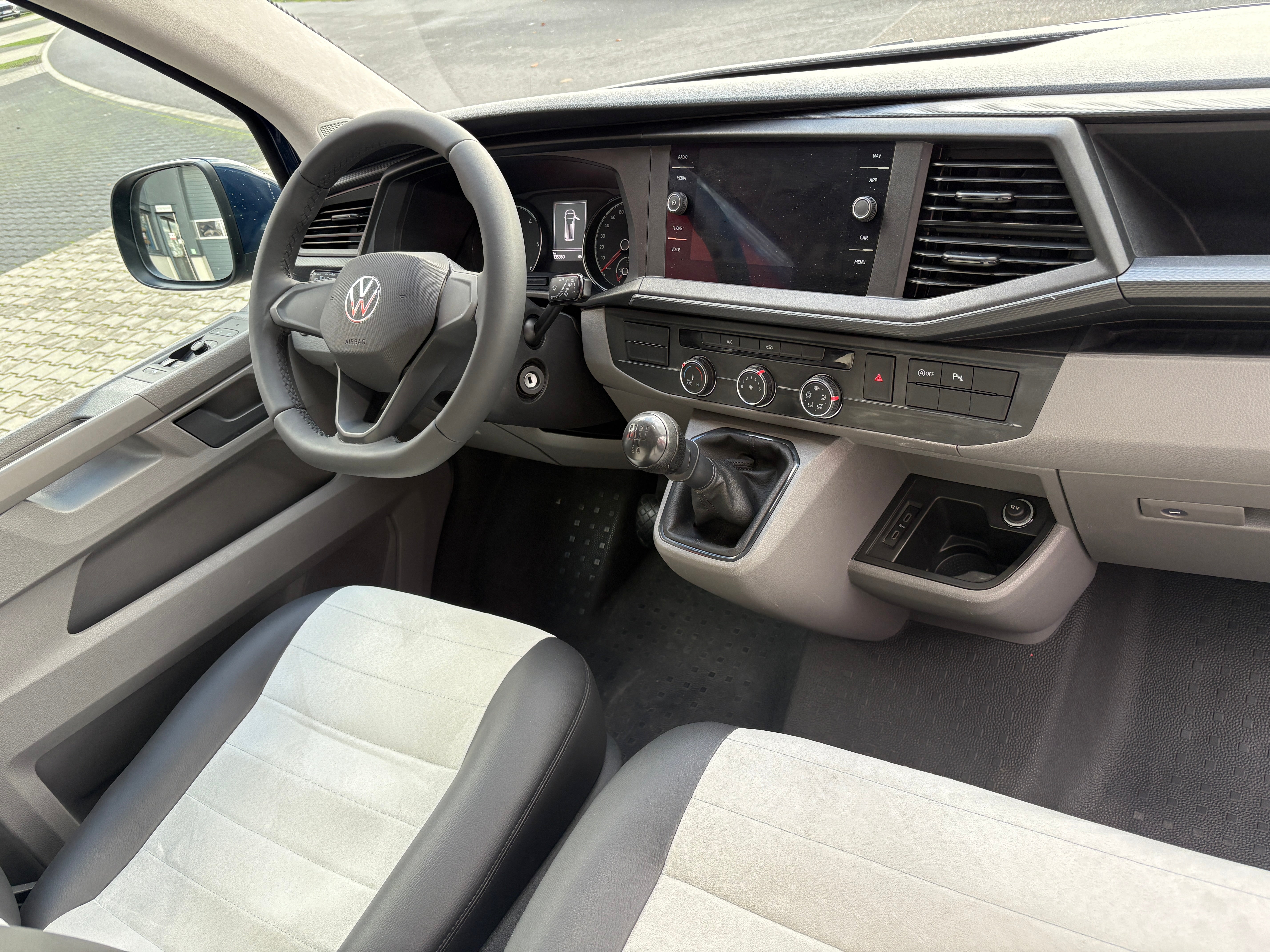 Volkswagen T6.1 Camper 2.0 TDI 110PS unfallfrei | Wohnmobil mit Hubdach Schlafdach, PDC, Navi, Rückfahrkamera | Campervan Umbau 5 Sitzer