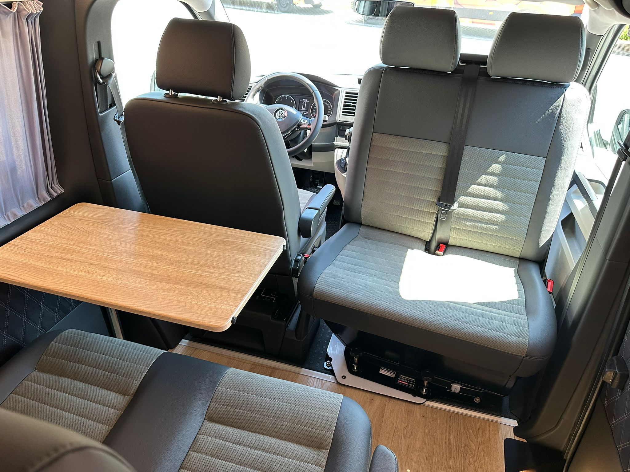 Volkswagen T6 Camper mit Toilette 2.0 TDI DSG Automatik 150PS unfallfrei | Wohnmobil mit Hubdach Schlafdach, PDC, Navi, Rückfahrkamera | Campervan Umbau 5 Sitzer