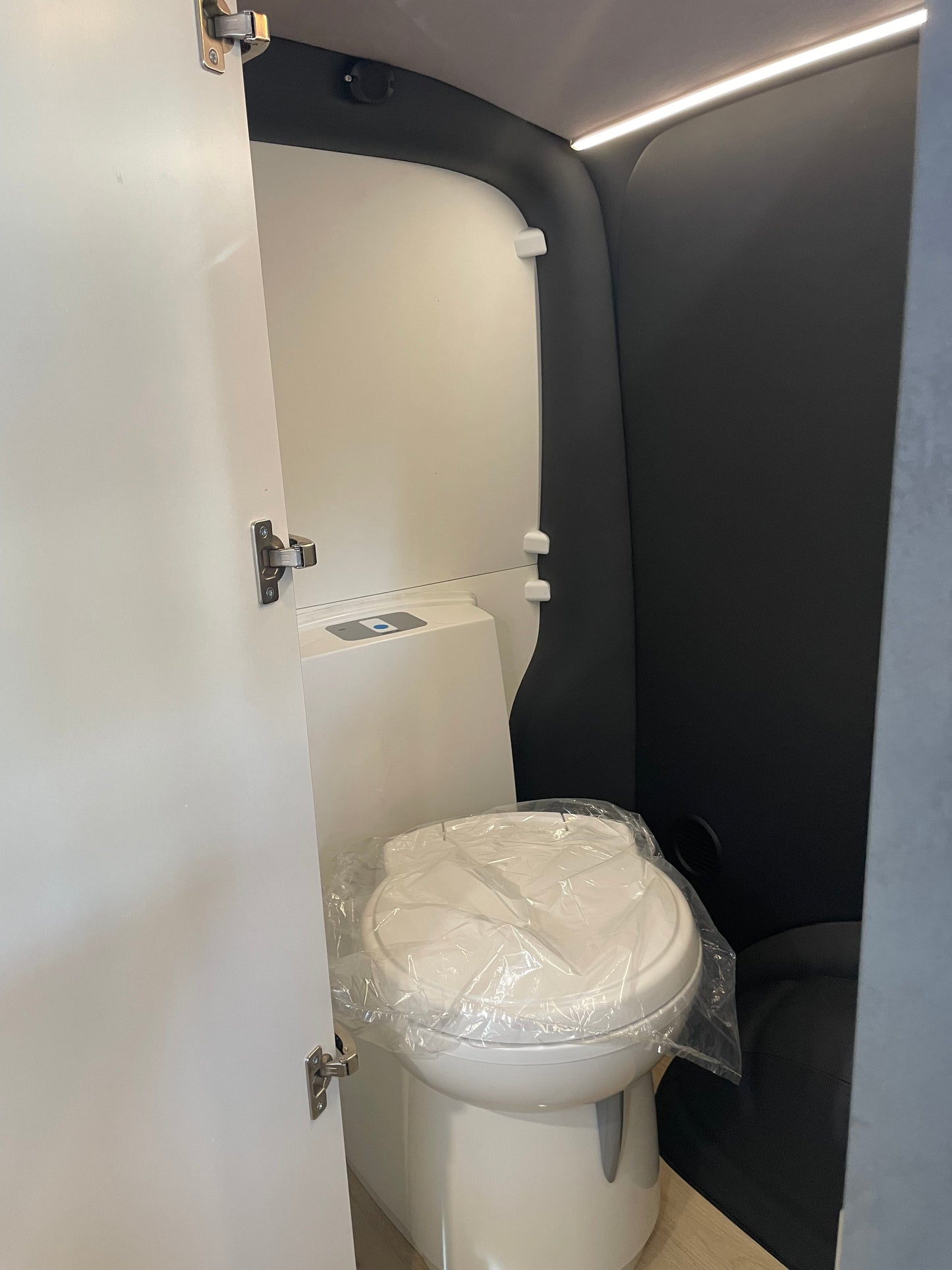 Volkswagen T6 Camper mit Toilette 2.0 TDI 150PS unfallfrei | Wohnmobil, PDC, Navi, Rückfahrkamera | Campervan Umbau 4 Sitzer