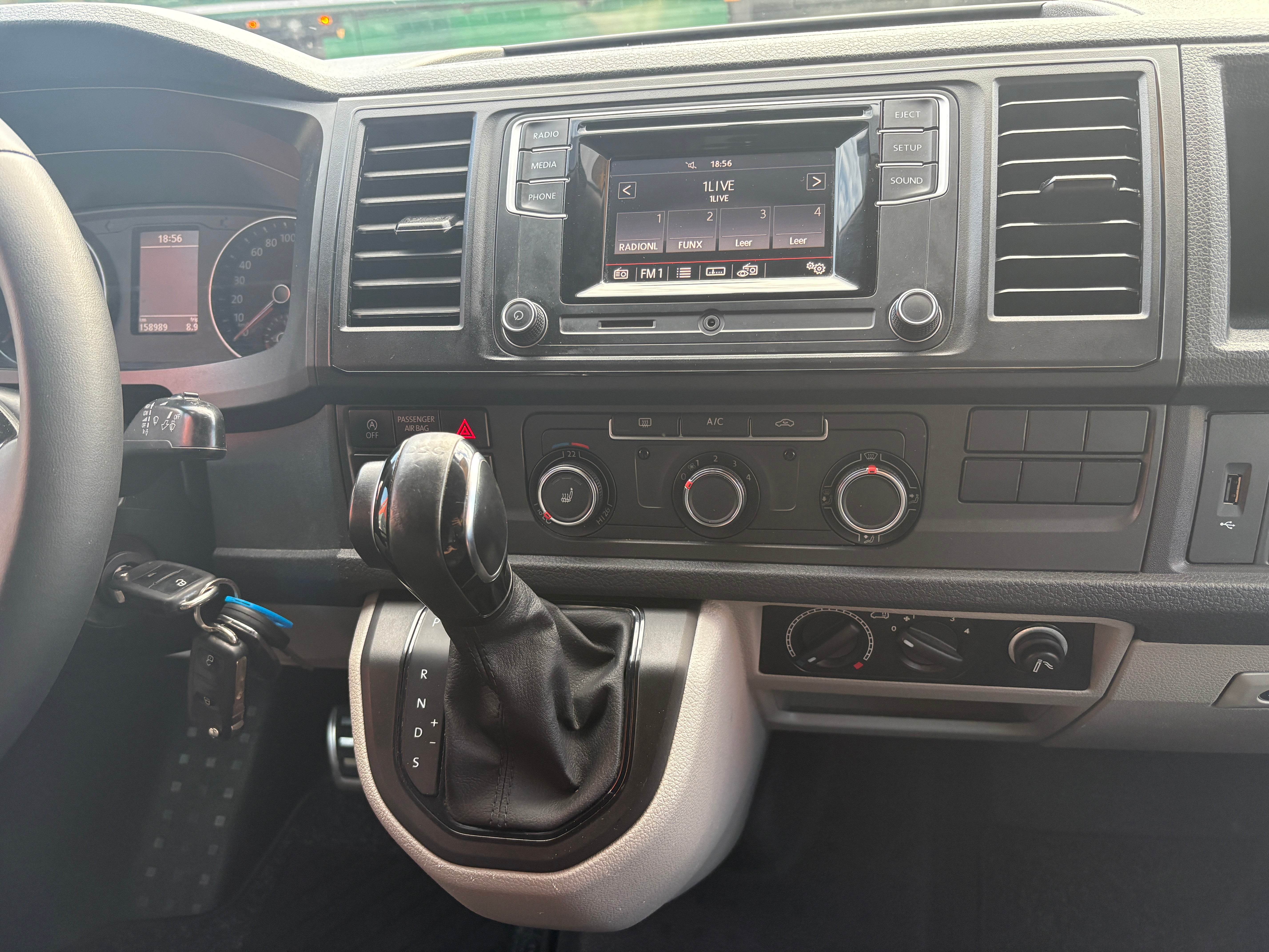 Volkswagen T6 Camper 2.0 TDI DSG Automatik 150PS unfallfrei | Wohnmobil mit Hubdach Schlafdach Standheizung, Rückfahrkamera mit PDC | Campervan Umbau 5 Sitzer | VW Bulli