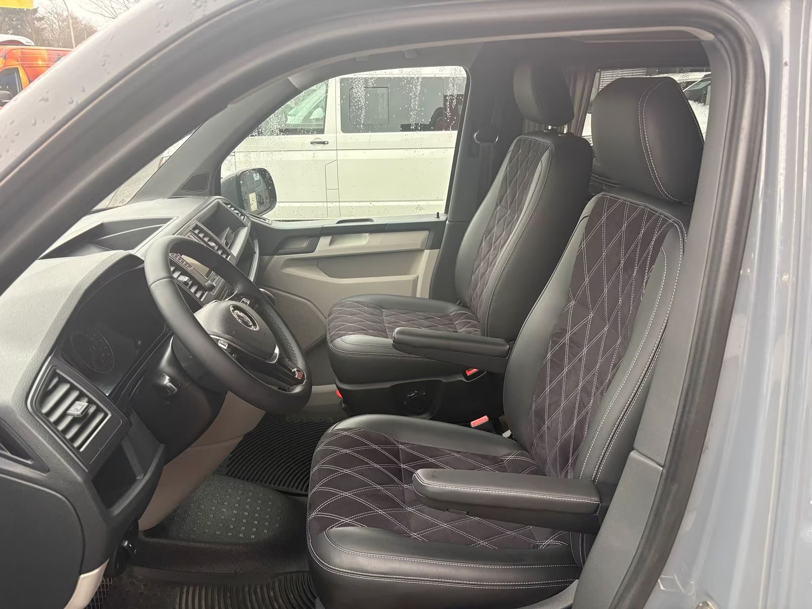 Volkswagen T6 Camper mit WC 2.0 TDI, 150 PS, DSG | VW Bulli Wohmobil Campervan | KM-Stand: 120.000 km, EZ: 04.2017, Grau