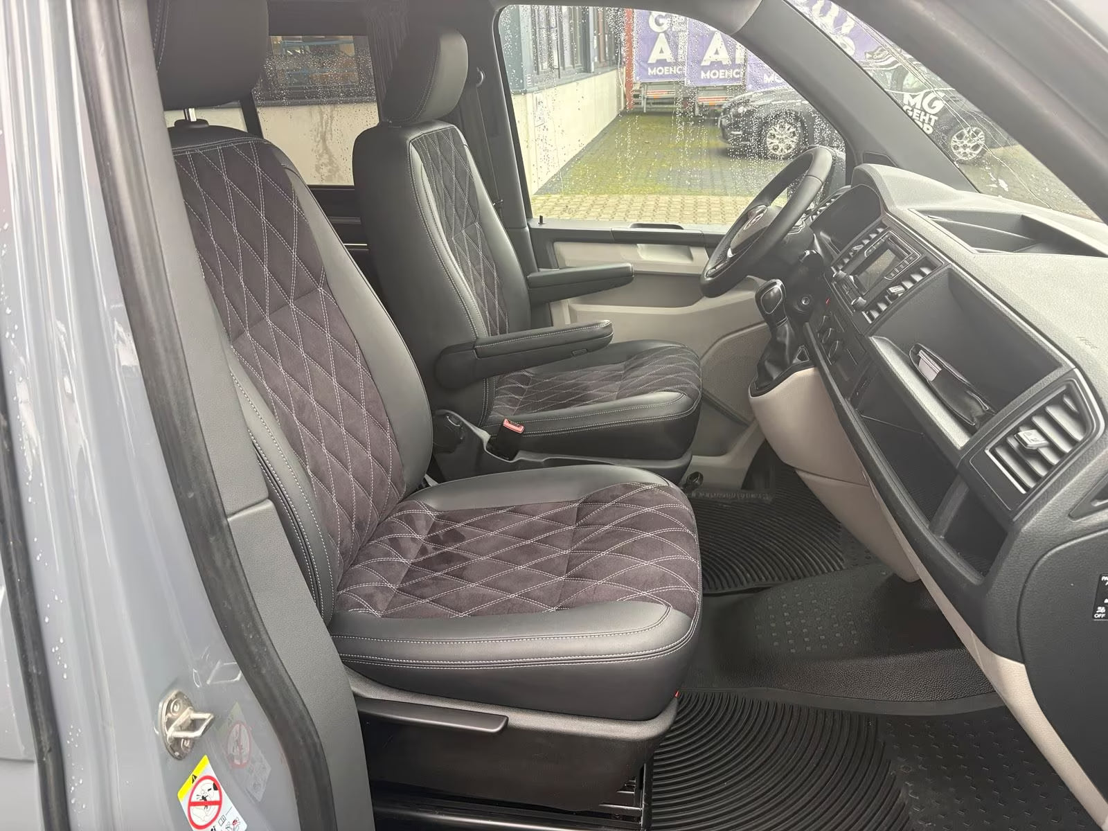 Volkswagen T6 Camper mit WC 2.0 TDI, 150 PS, DSG | VW Bulli Wohmobil Campervan | KM-Stand: 120.000 km, EZ: 04.2017, Grau