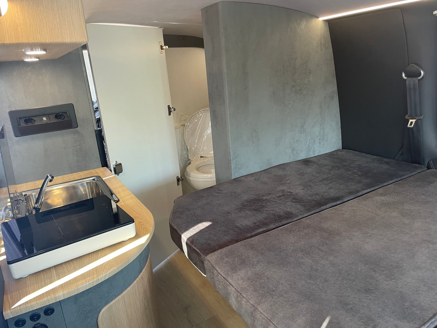 Volkswagen T6 Camper mit Toilette 2.0 TDI 150PS unfallfrei | Wohnmobil, PDC, Navi, Rückfahrkamera | Campervan Umbau 4 Sitzer