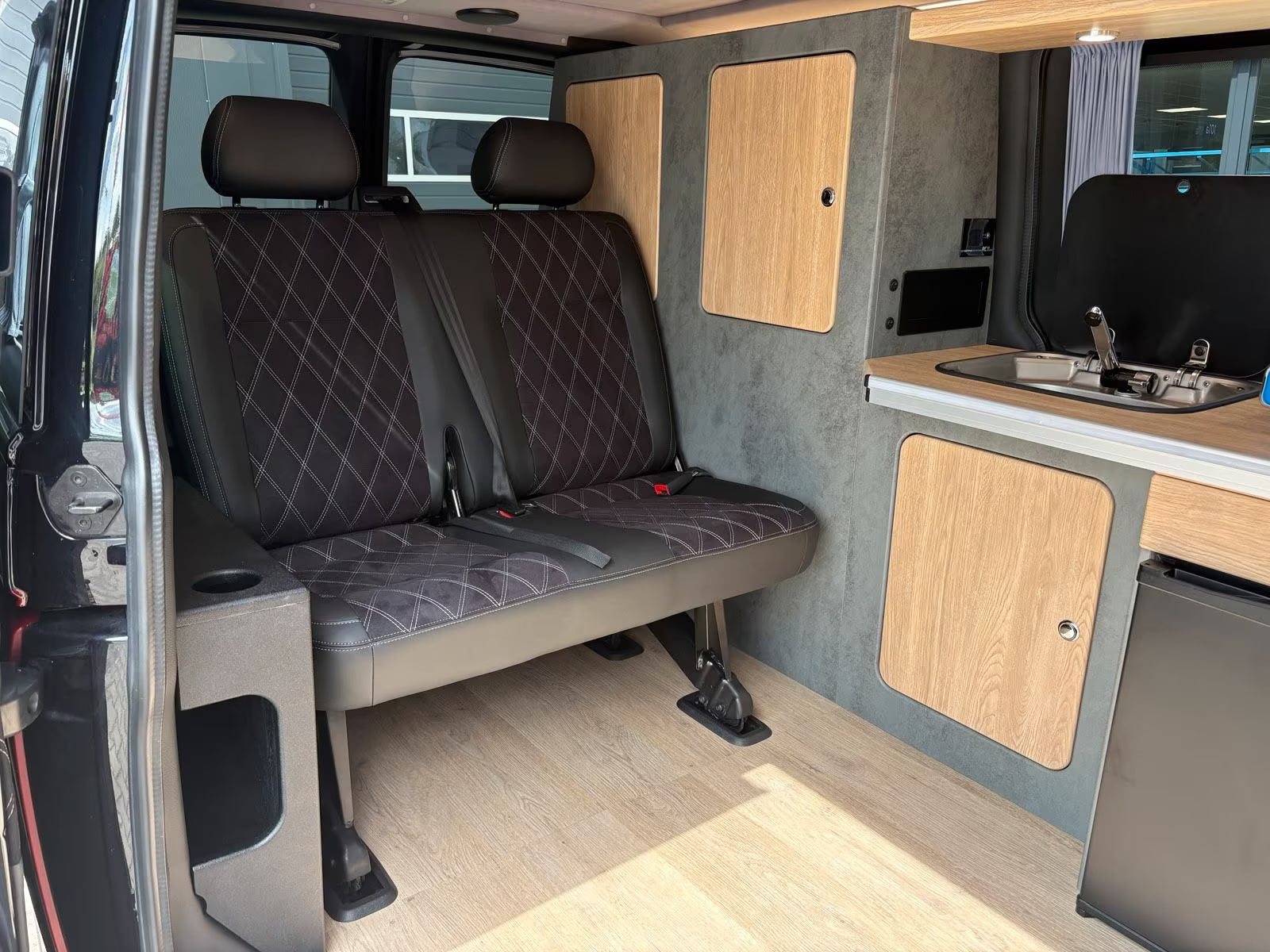 Volkswagen T6.1 Camper 2.0 TDI DSG 150PS unfallfrei | Wohnmobil mit Hubdach Schlafdach, PDC, Navi, Rückfahrkamera | Campervan Umbau 5 Sitzer VW