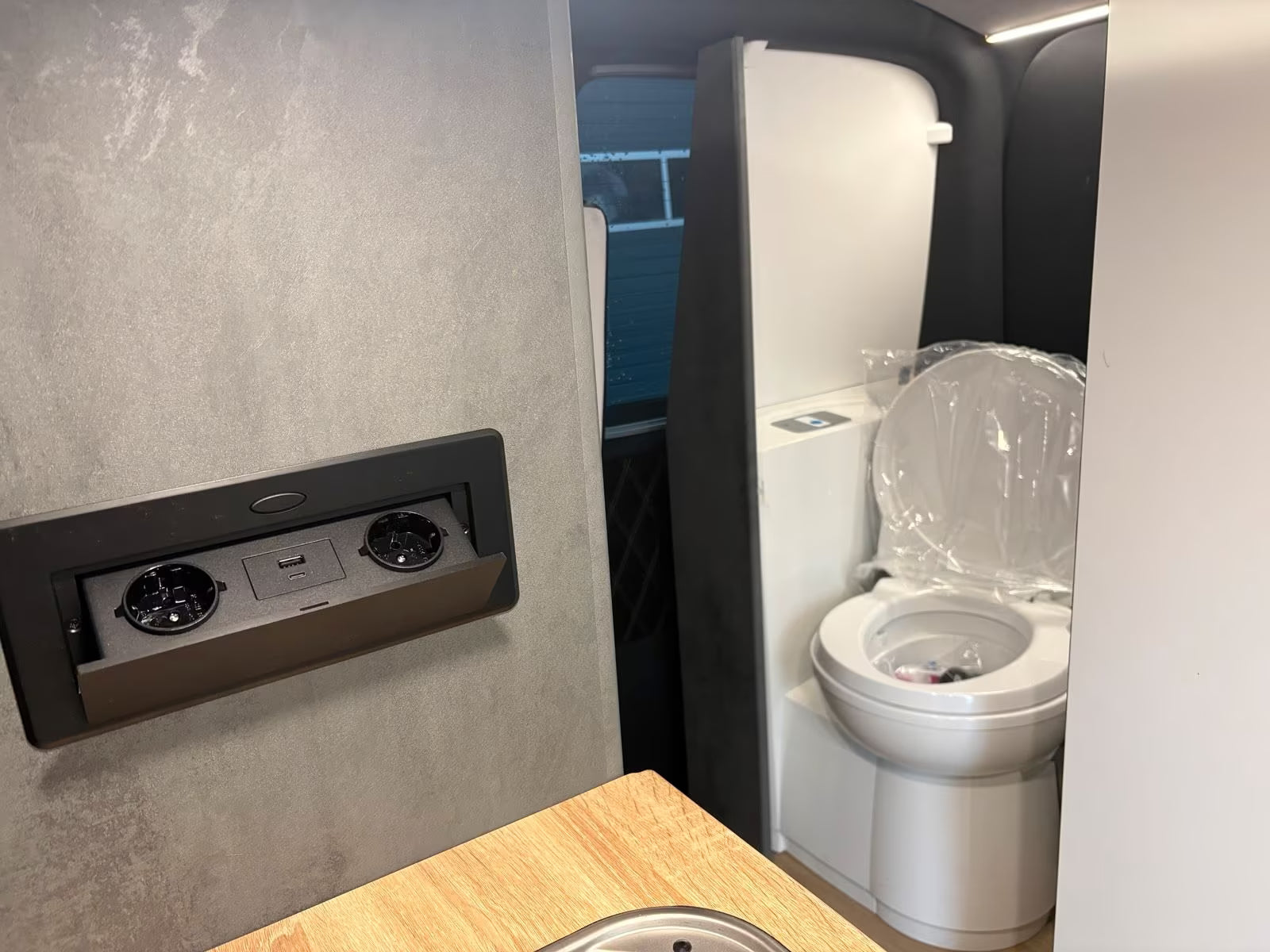 Volkswagen T6 Camper mit WC 2.0 TDI, 150 PS, DSG | VW Bulli Wohmobil Campervan | KM-Stand: 120.000 km, EZ: 04.2017, Grau