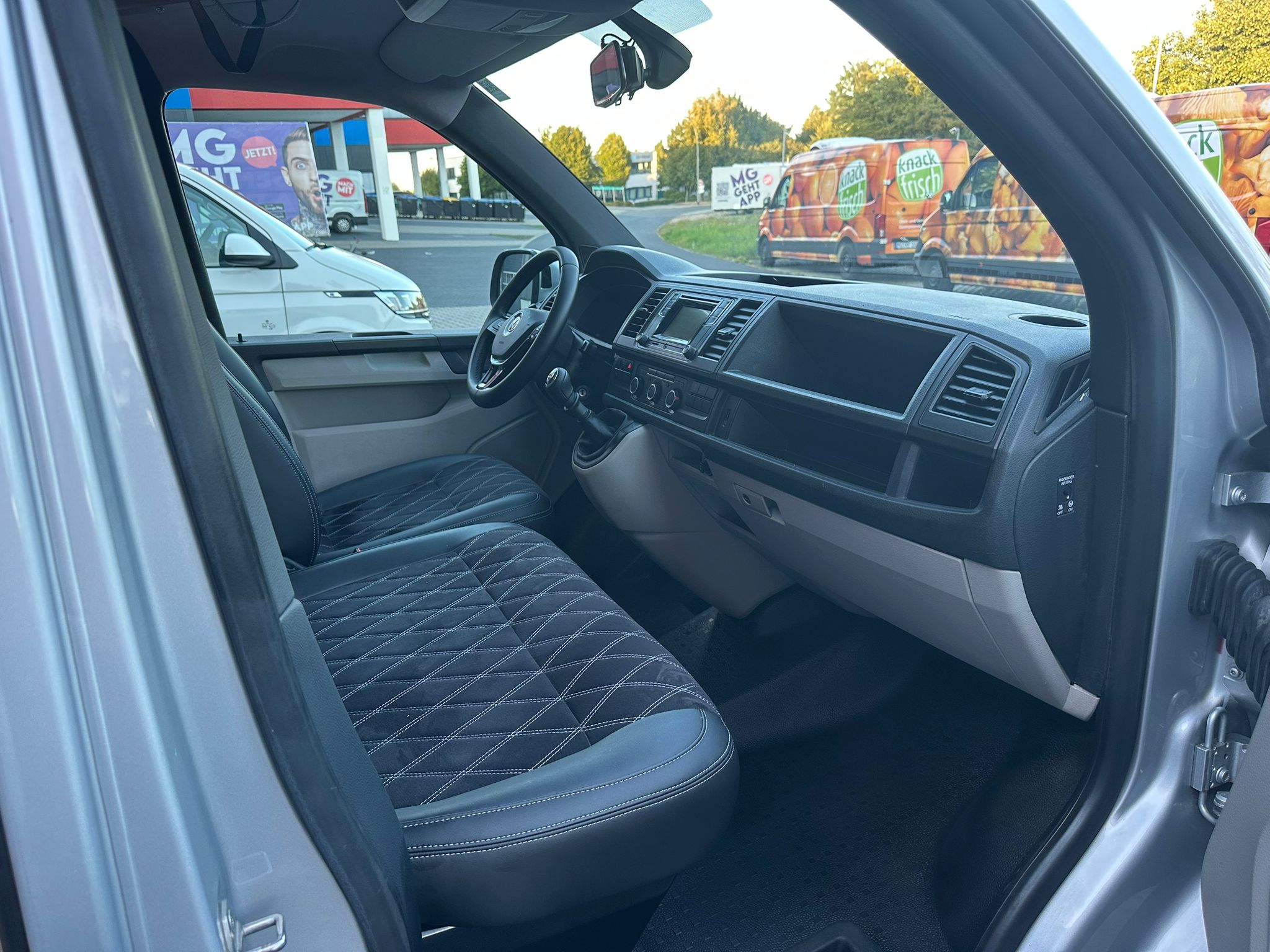 Volkswagen T6 Camper 2.0 TDI 102PS unfallfrei | Wohnmobil mit Hubdach Schlafdach, PDC, Navi, Rückfahrkamera | Campervan Umbau 5 Sitzer | VW