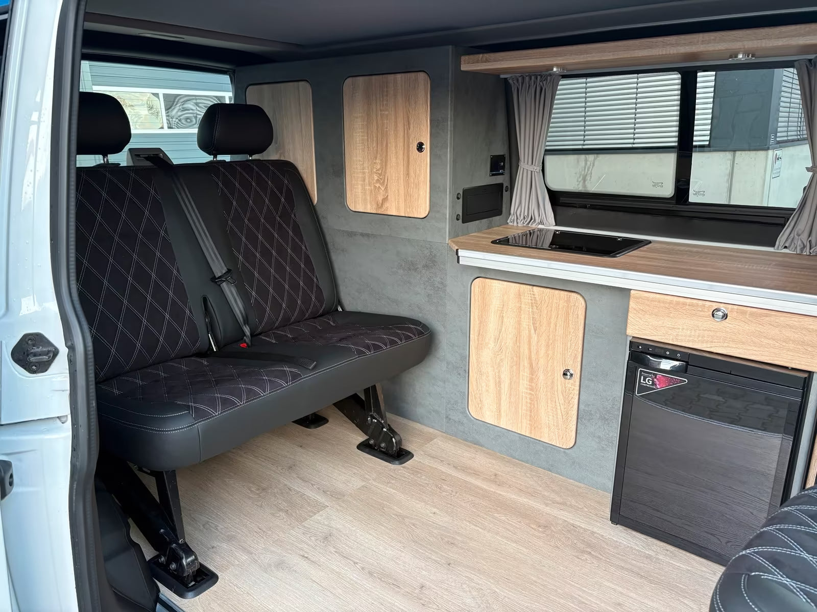 Volkswagen T6.1 Camper mit Schlafdach 2.0 TDI, 110 PS | VW Bulli Wohmobil Campervan fertiggestellt – sofort verfügbar | KM-Stand: 151.000 km, EZ: 04.2021, Weiß