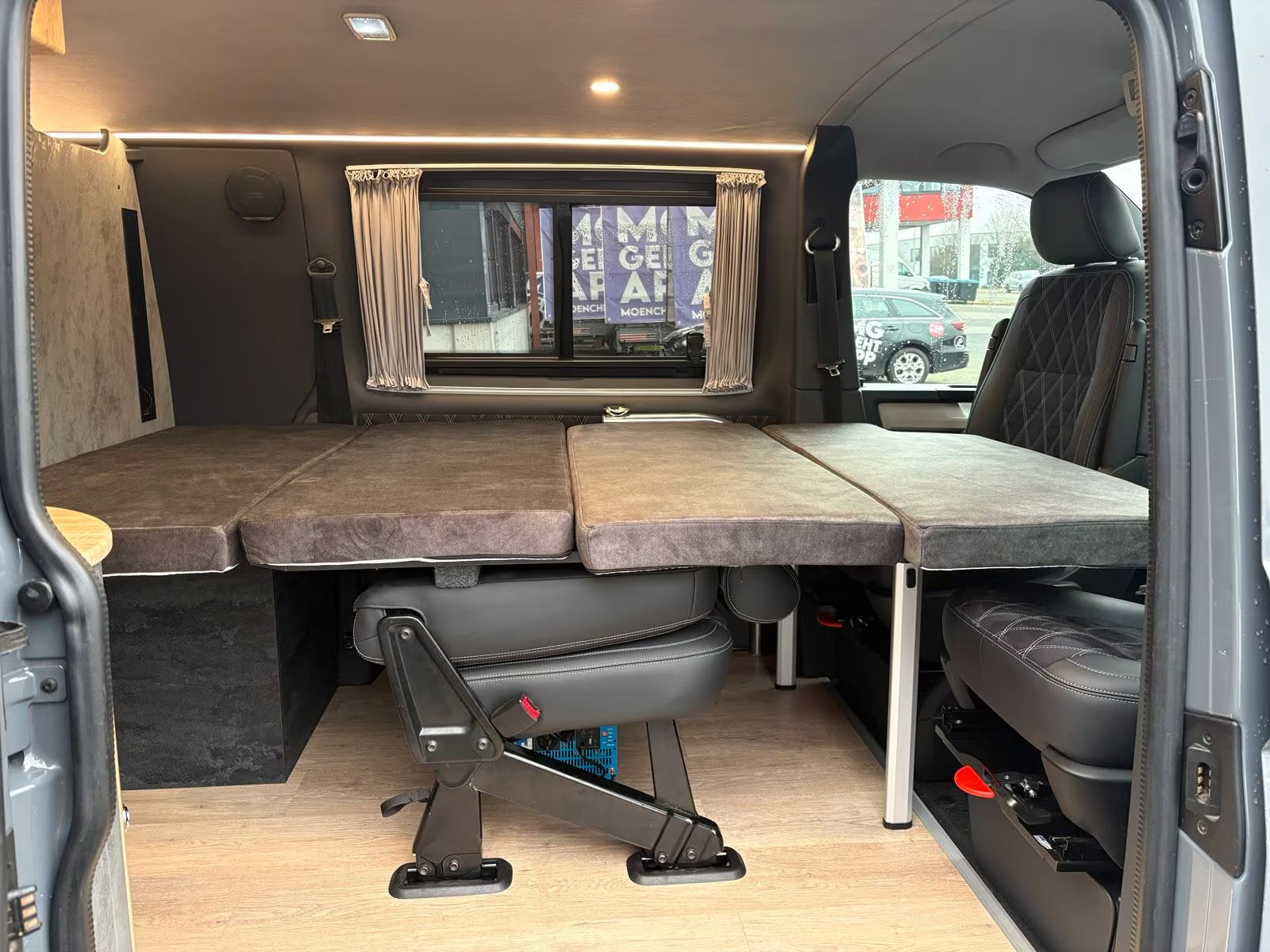 Volkswagen T6 Camper mit WC 2.0 TDI, 150 PS, DSG | VW Bulli Wohmobil Campervan | KM-Stand: 120.000 km, EZ: 04.2017, Grau