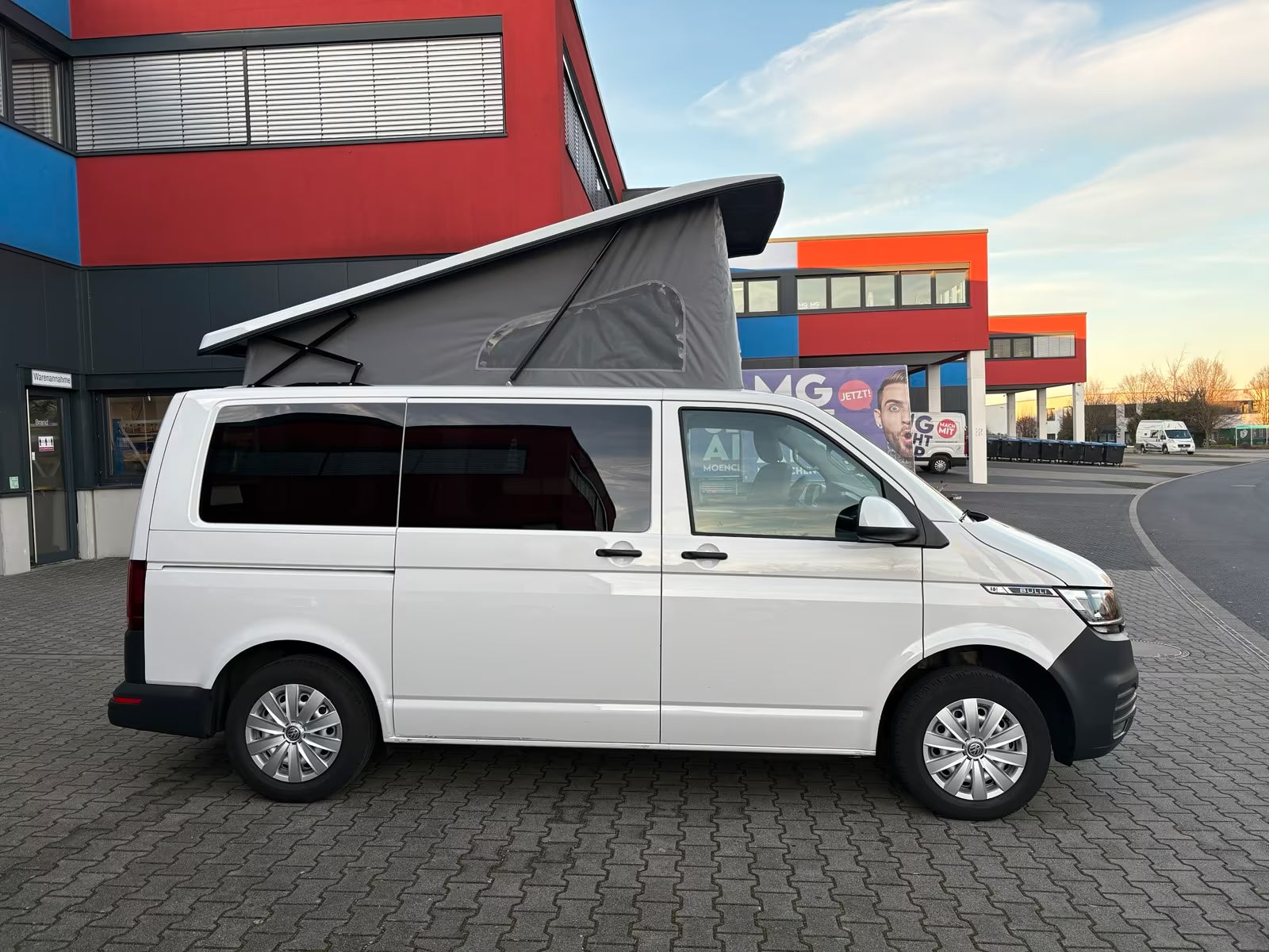 Volkswagen T6.1 Camper mit Schlafdach 2.0 TDI, 110 PS | VW Bulli Wohmobil Campervan fertiggestellt – sofort verfügbar | KM-Stand: 151.000 km, EZ: 04.2021, Weiß