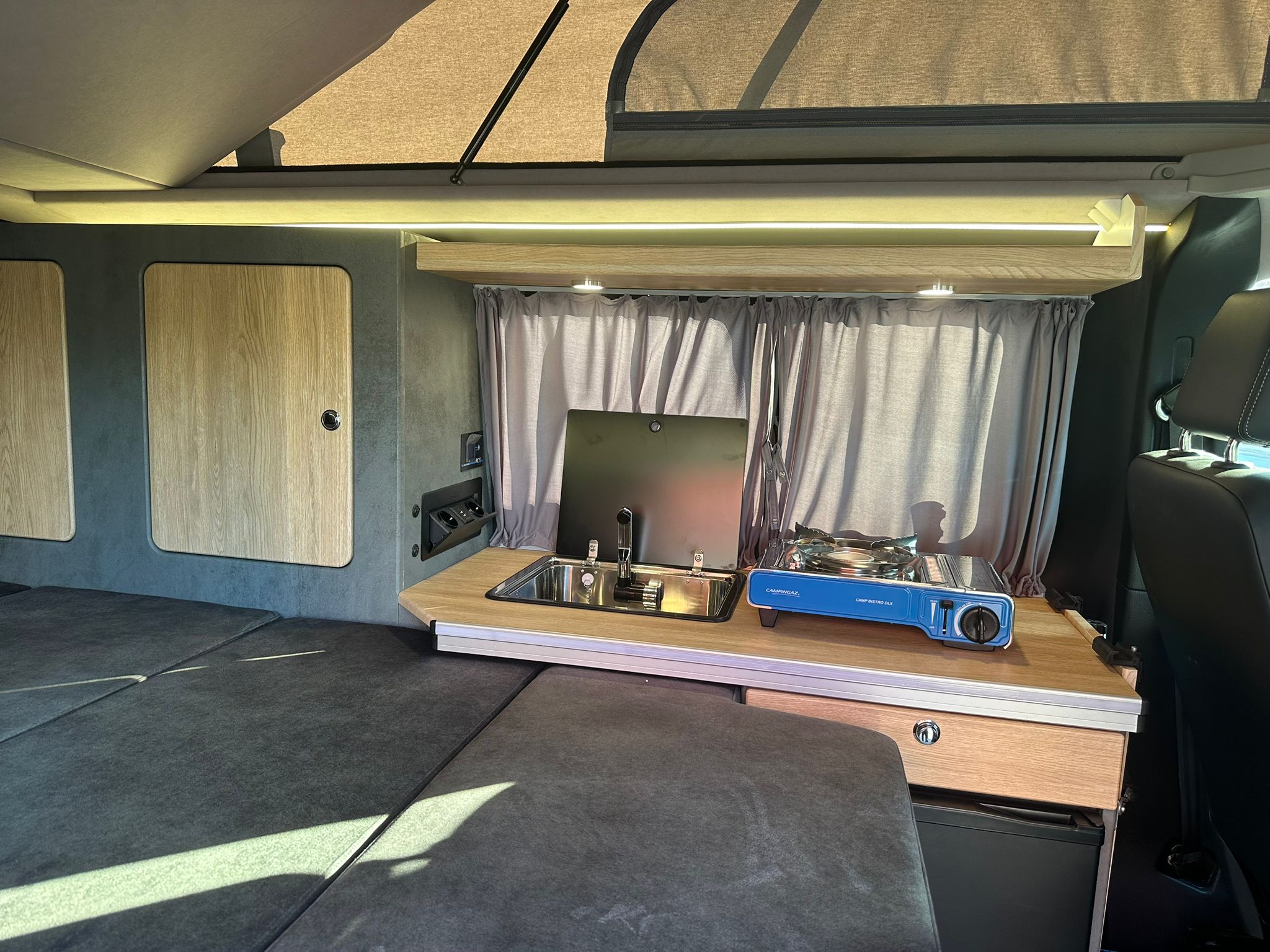 Volkswagen T6 Camper 2.0 TDI 102PS unfallfrei | Wohnmobil mit Hubdach Schlafdach, PDC, Navi, Rückfahrkamera | Campervan Umbau 5 Sitzer | VW
