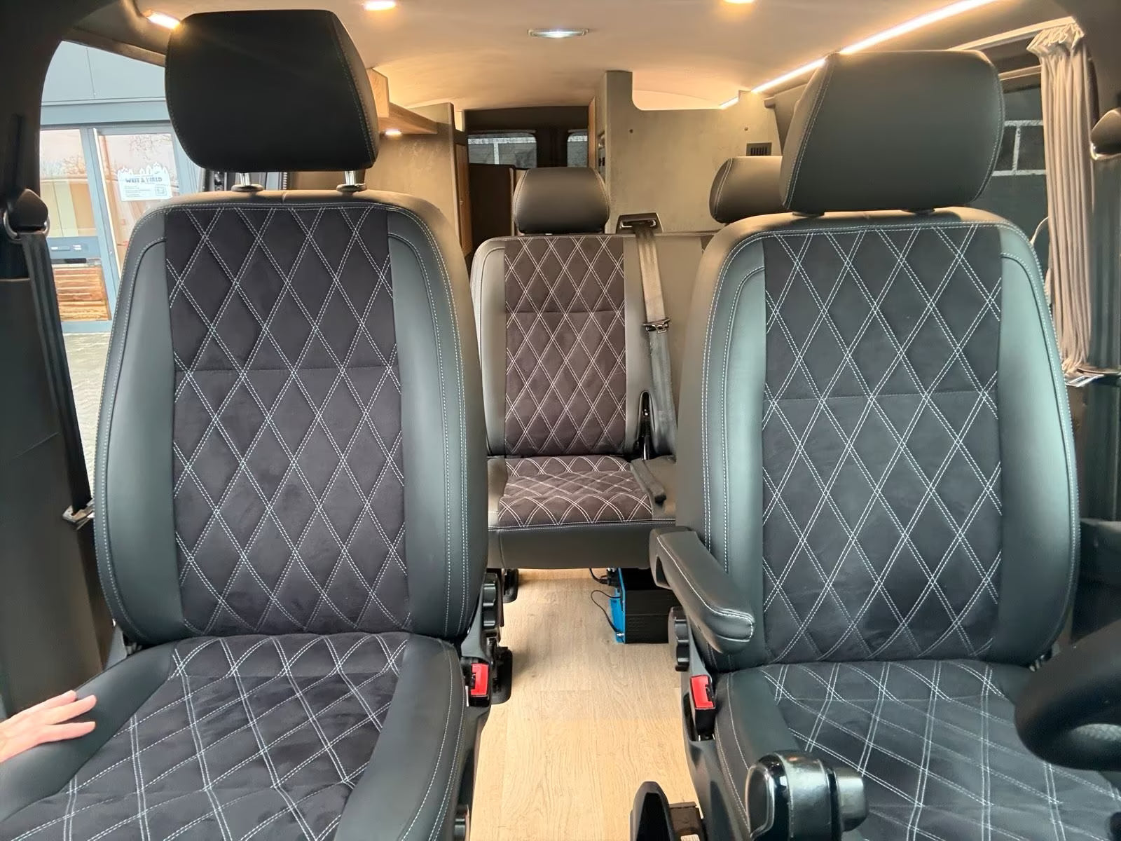 Volkswagen T6 Camper mit WC 2.0 TDI, 150 PS, DSG | VW Bulli Wohmobil Campervan | KM-Stand: 120.000 km, EZ: 04.2017, Grau