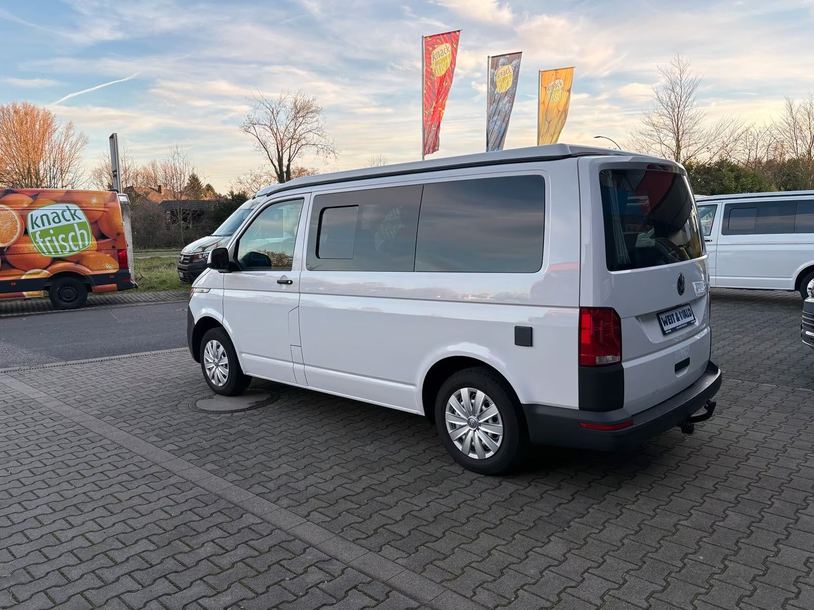 Volkswagen T6.1 Camper mit Schlafdach 2.0 TDI, 110 PS | VW Bulli Wohmobil Campervan fertiggestellt – sofort verfügbar | KM-Stand: 151.000 km, EZ: 04.2021, Weiß