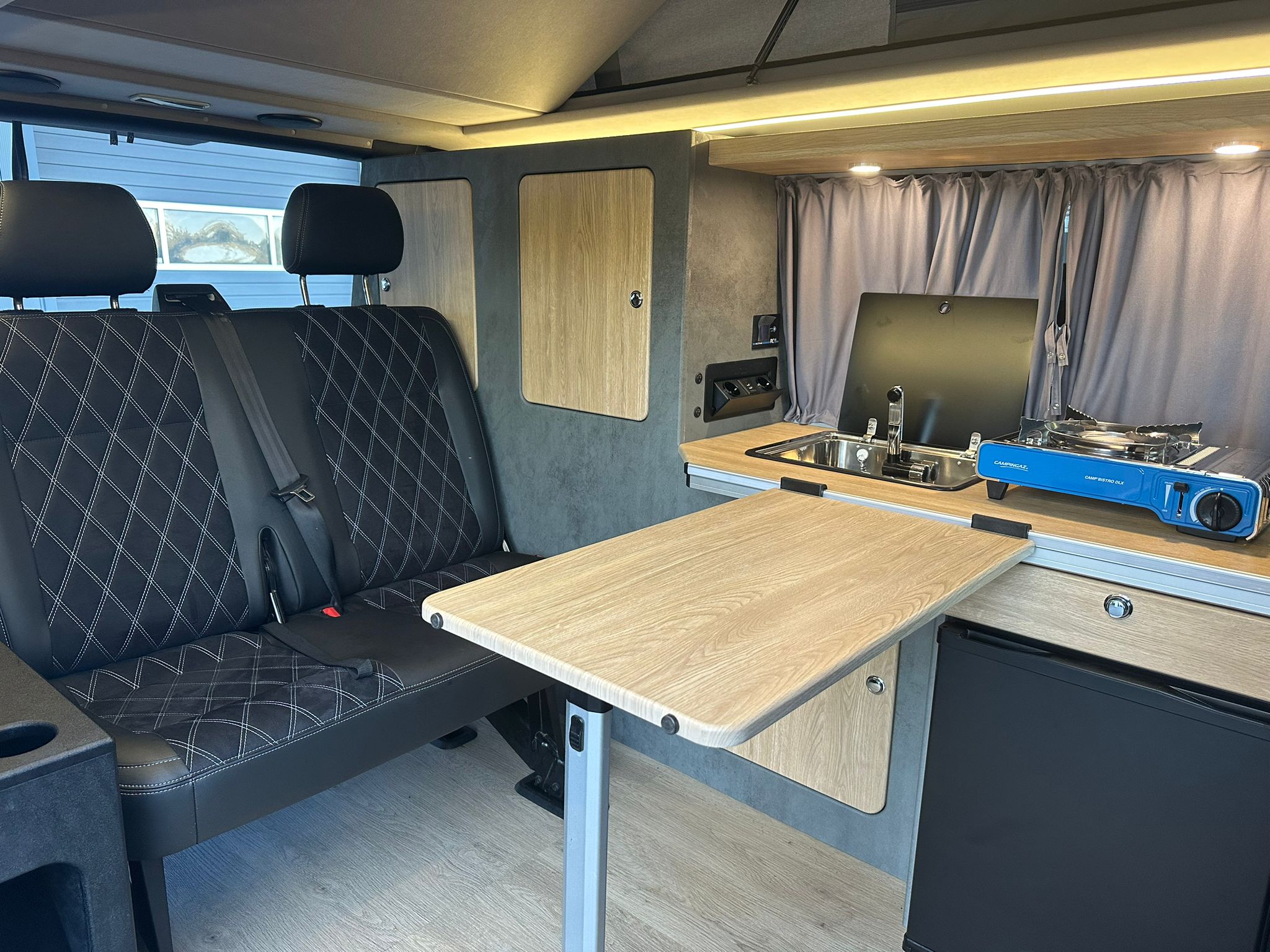 Volkswagen T6 Camper 2.0 TDI 102PS unfallfrei | Wohnmobil mit Hubdach Schlafdach, PDC, Navi, Rückfahrkamera | Campervan Umbau 5 Sitzer | VW