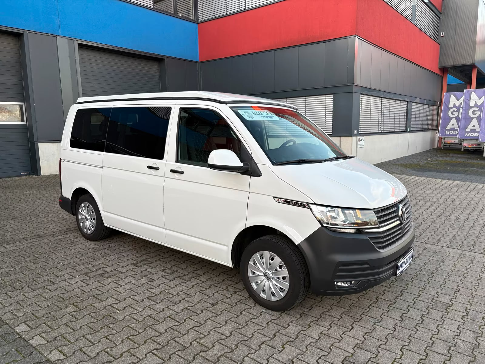 Volkswagen T6.1 Camper mit Schlafdach 2.0 TDI, 110 PS | VW Bulli Wohmobil Campervan fertiggestellt – sofort verfügbar | KM-Stand: 151.000 km, EZ: 04.2021, Weiß