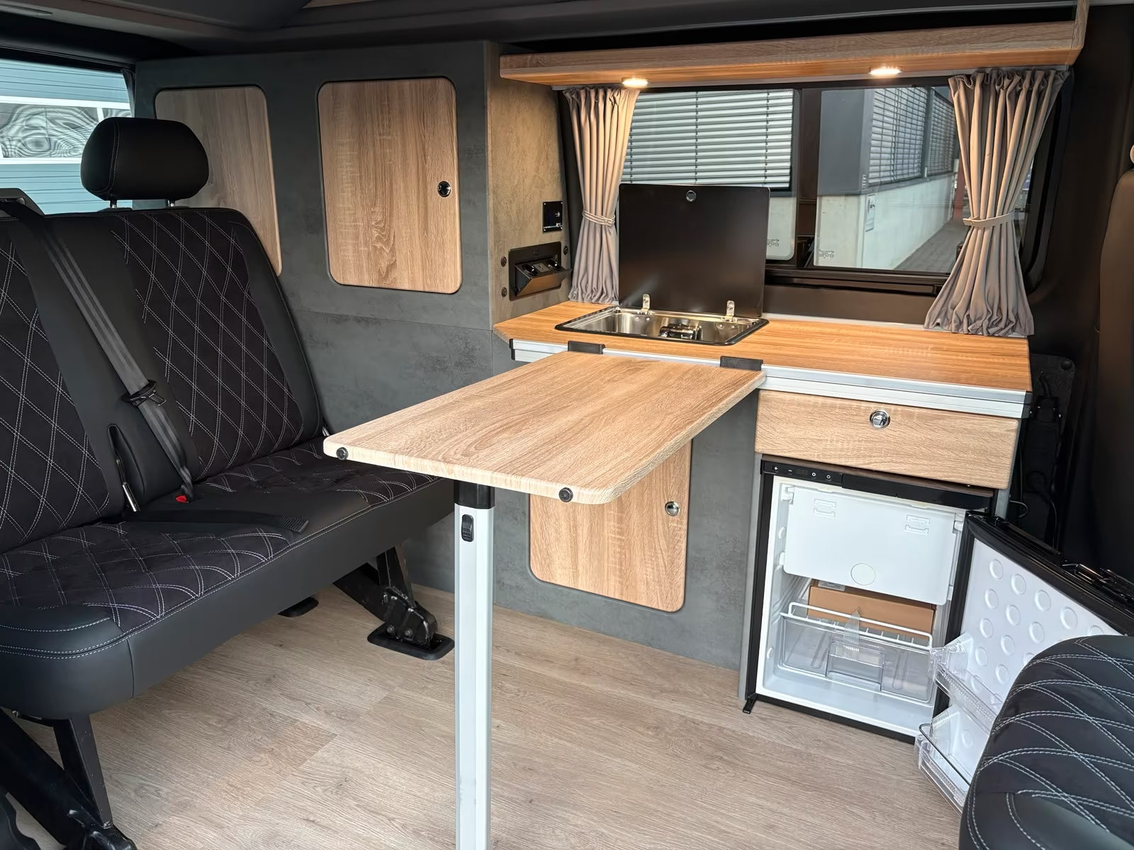 Volkswagen T6.1 Camper mit Schlafdach 2.0 TDI, 110 PS | VW Bulli Wohmobil Campervan fertiggestellt – sofort verfügbar | KM-Stand: 151.000 km, EZ: 04.2021, Weiß