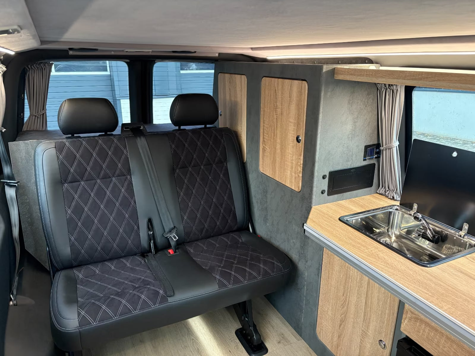 Volkswagen T6 Camper 2.0 TDI DSG Automatik 150PS unfallfrei | Wohnmobil mit Hubdach Schlafdach Standheizung, Rückfahrkamera mit PDC | Campervan Umbau 5 Sitzer | VW Bulli