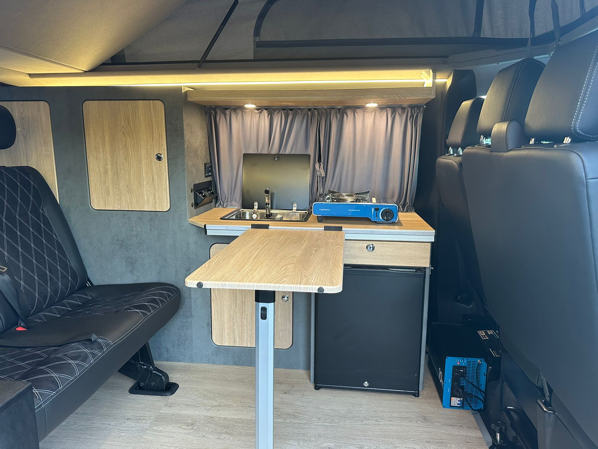 Volkswagen T6 Camper 2.0 TDI 102PS unfallfrei | Wohnmobil mit Hubdach Schlafdach, PDC, Navi, Rückfahrkamera | Campervan Umbau 5 Sitzer | VW
