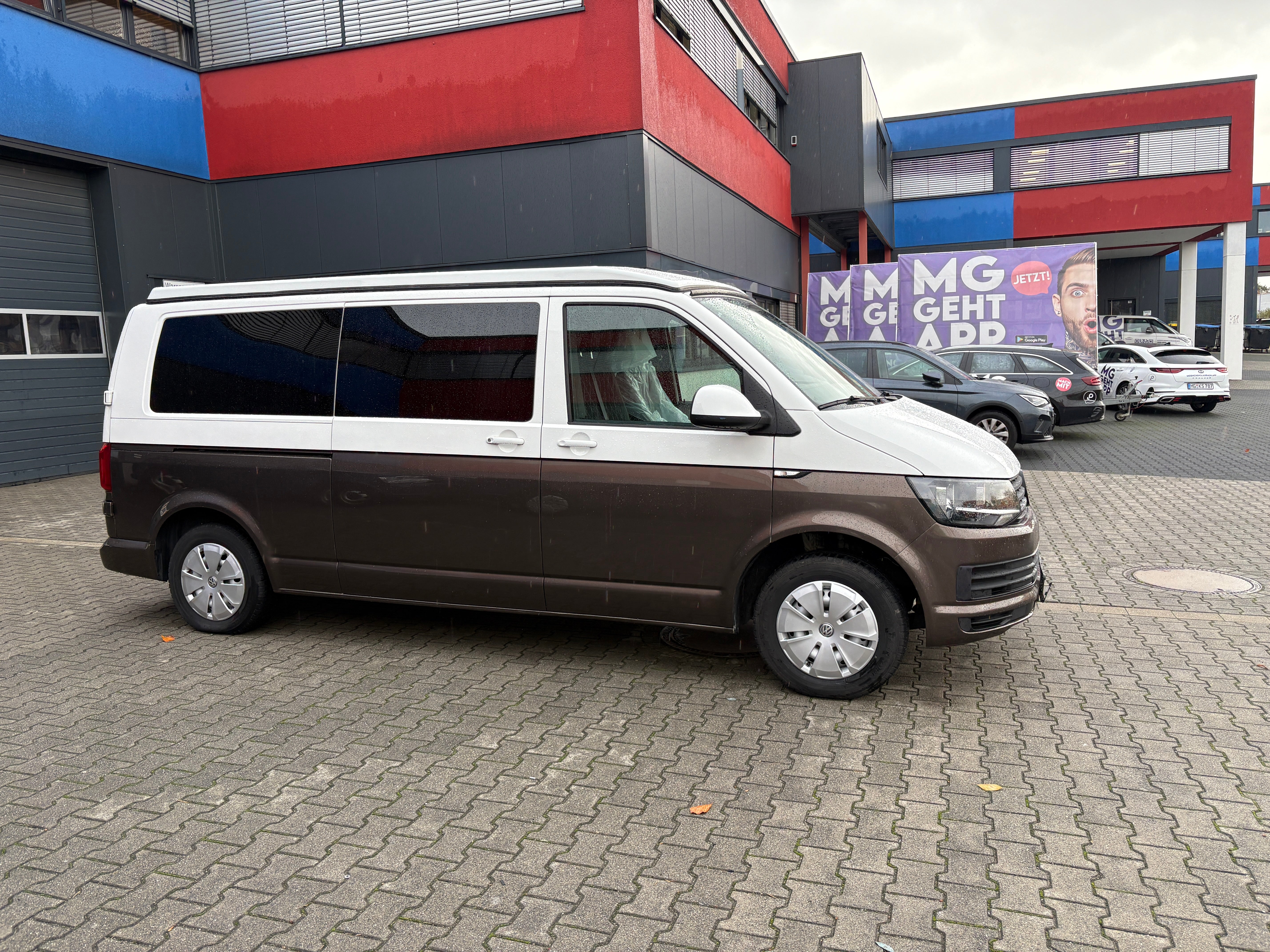 T6 Camper mit Toilette 2.0 TDI 102PS unfallfrei | Wohnmobil mit Hubdach Schlafdach, Zweifarbig, PDC, Rückfahrkamera | Campervan Umbau 5 Sitzer